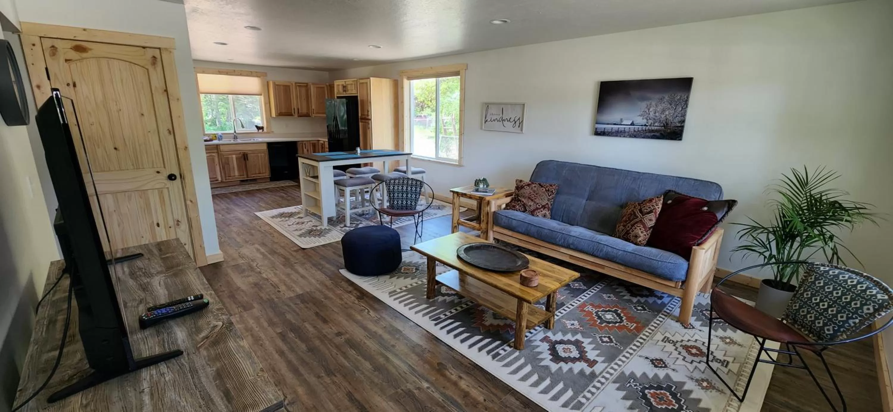 Communal lounge/ TV room in Beargrass Lodging & RV Resort