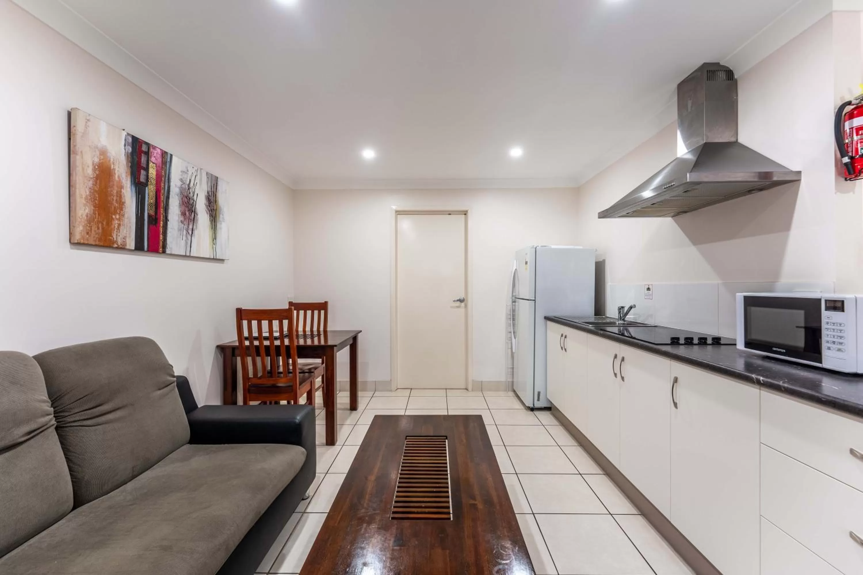Kitchen/Kitchenette in Emerald Gardens Motel & Apartments