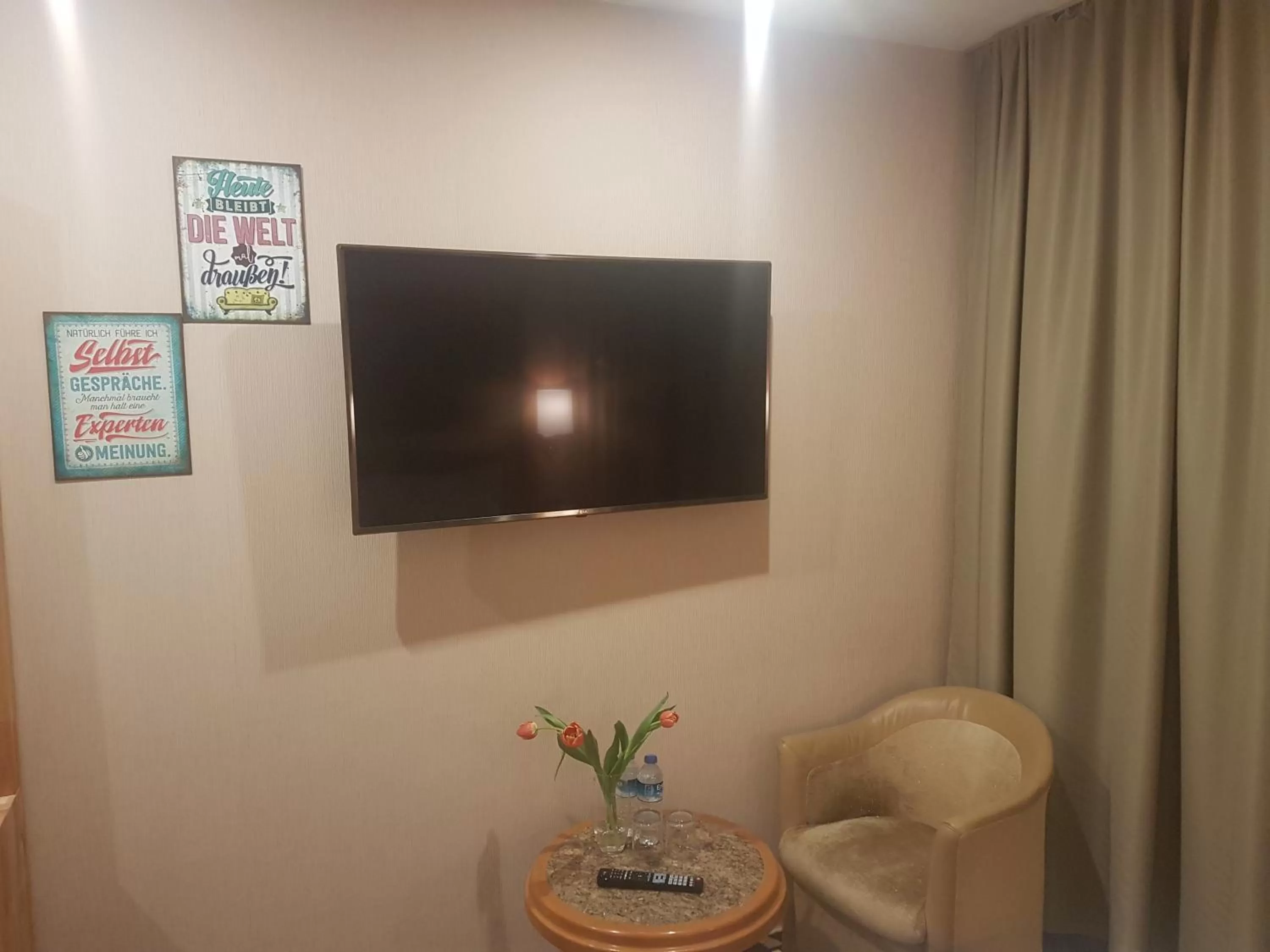 TV and multimedia in Elbgalerie Hotel