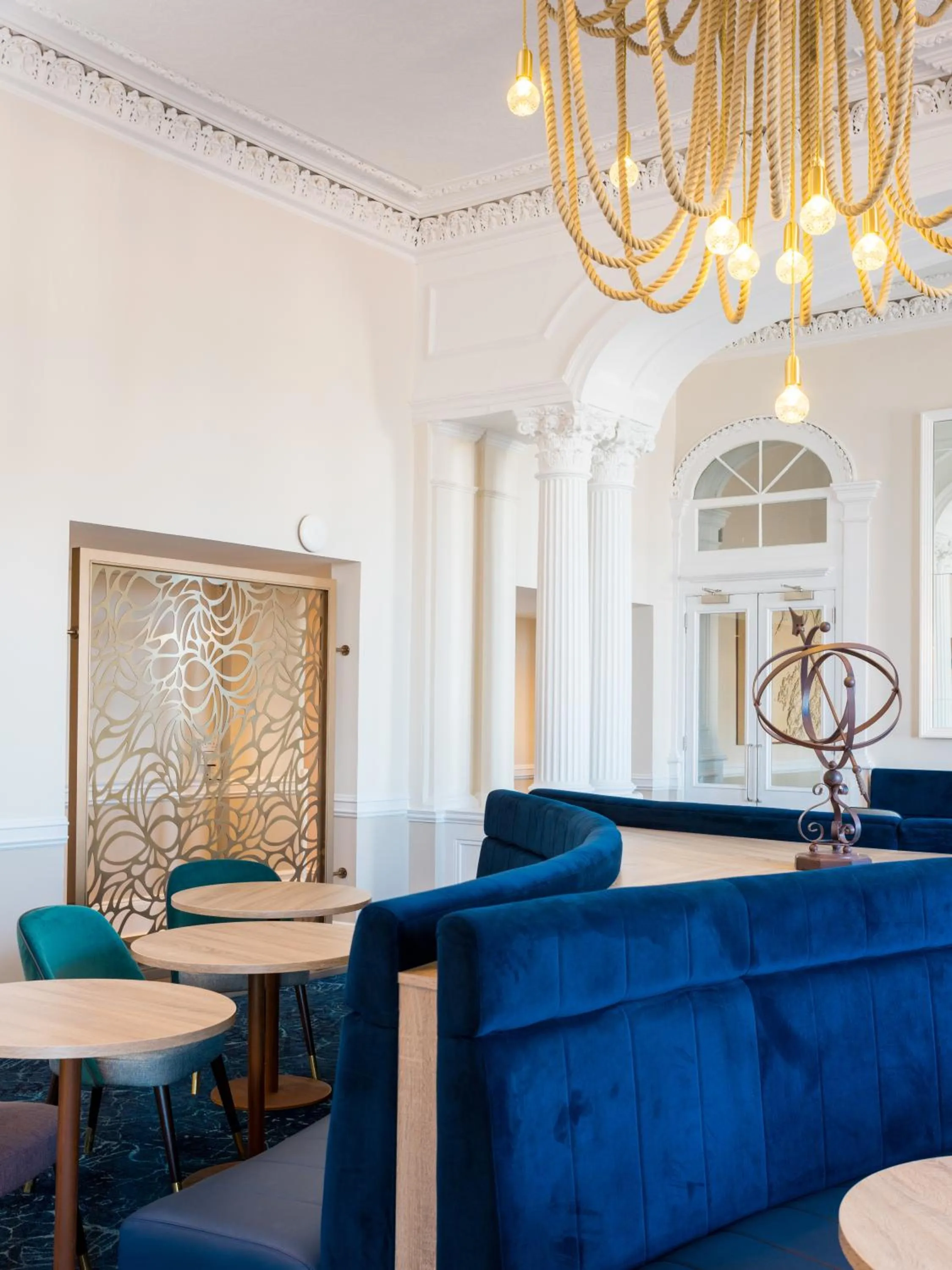 Lounge or bar in The Perle Oban Hotel & Spa