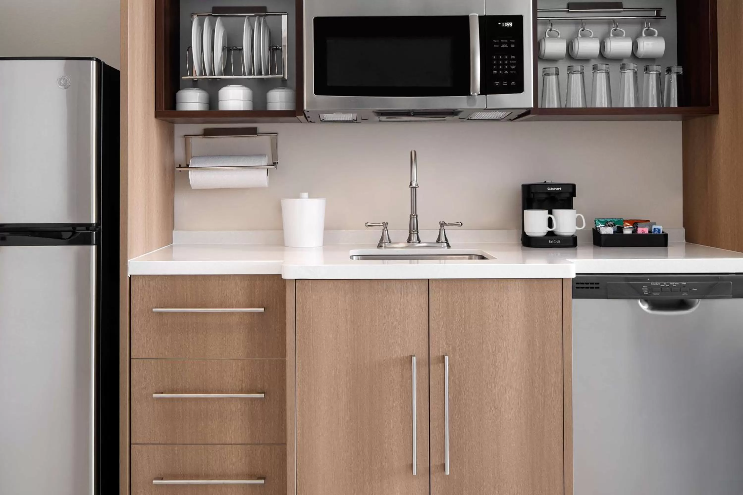 Kitchen or kitchenette in Home2 Suites by Hilton Des Moines at Drake University