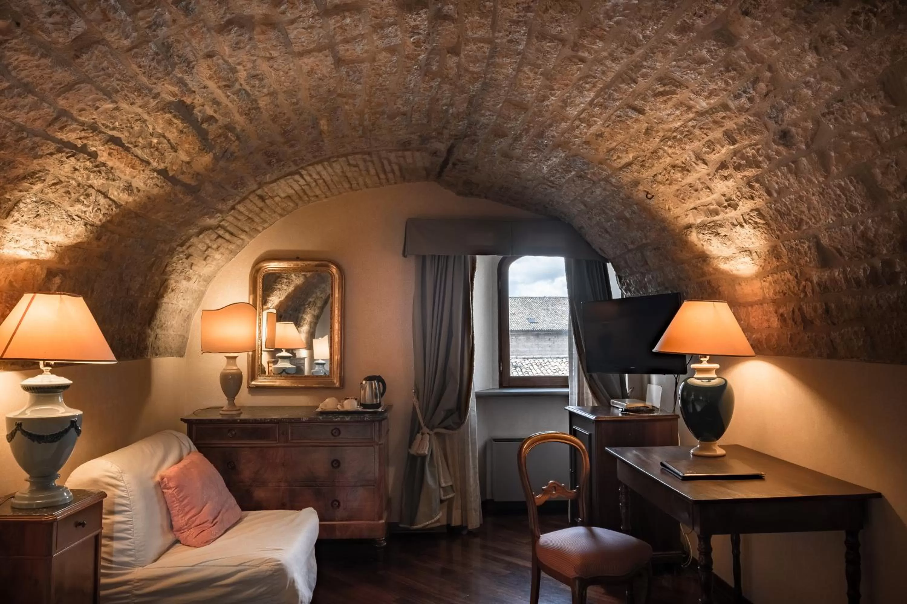 Decorative detail, Bed in Relais Ducale