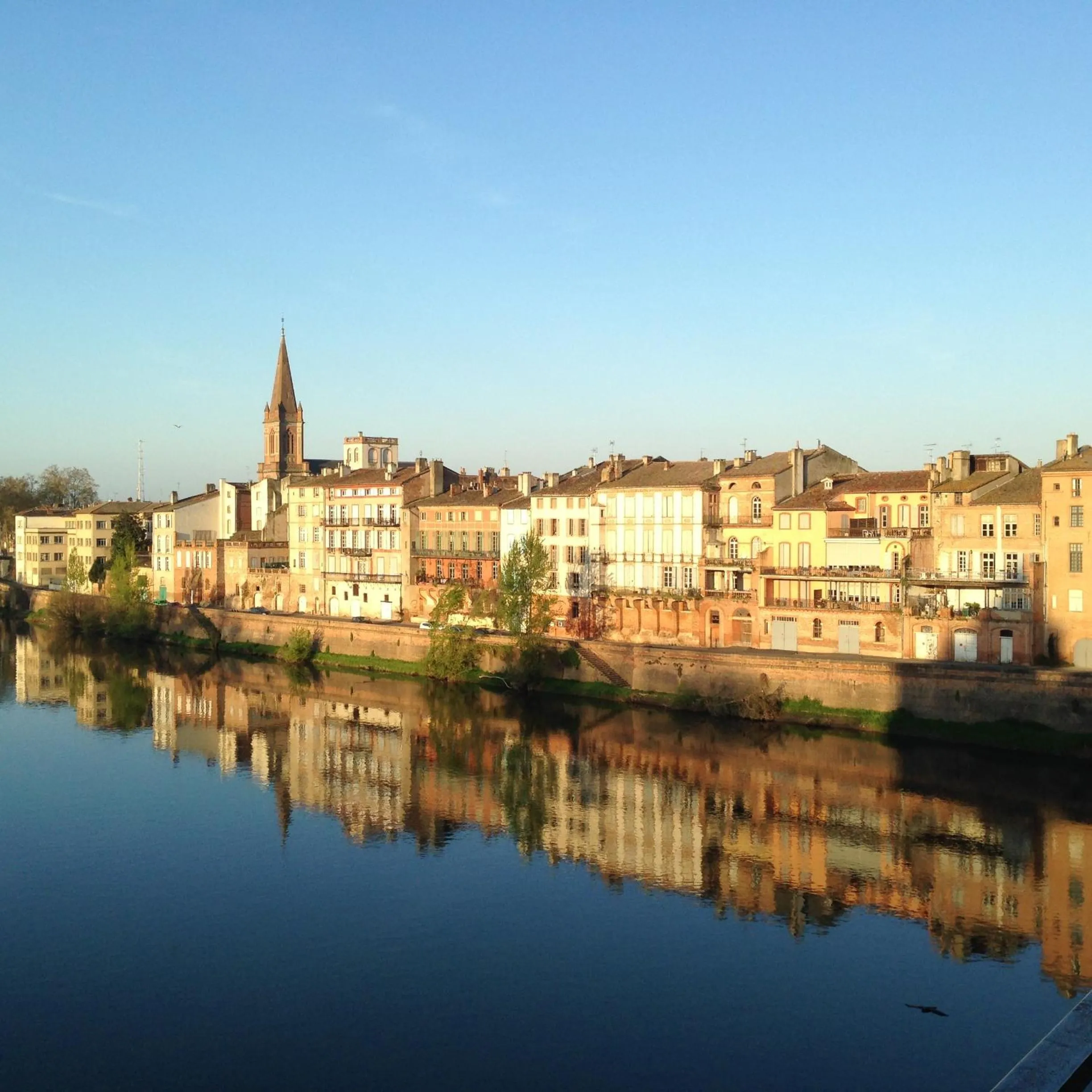 Property building in Hôtel du Commerce