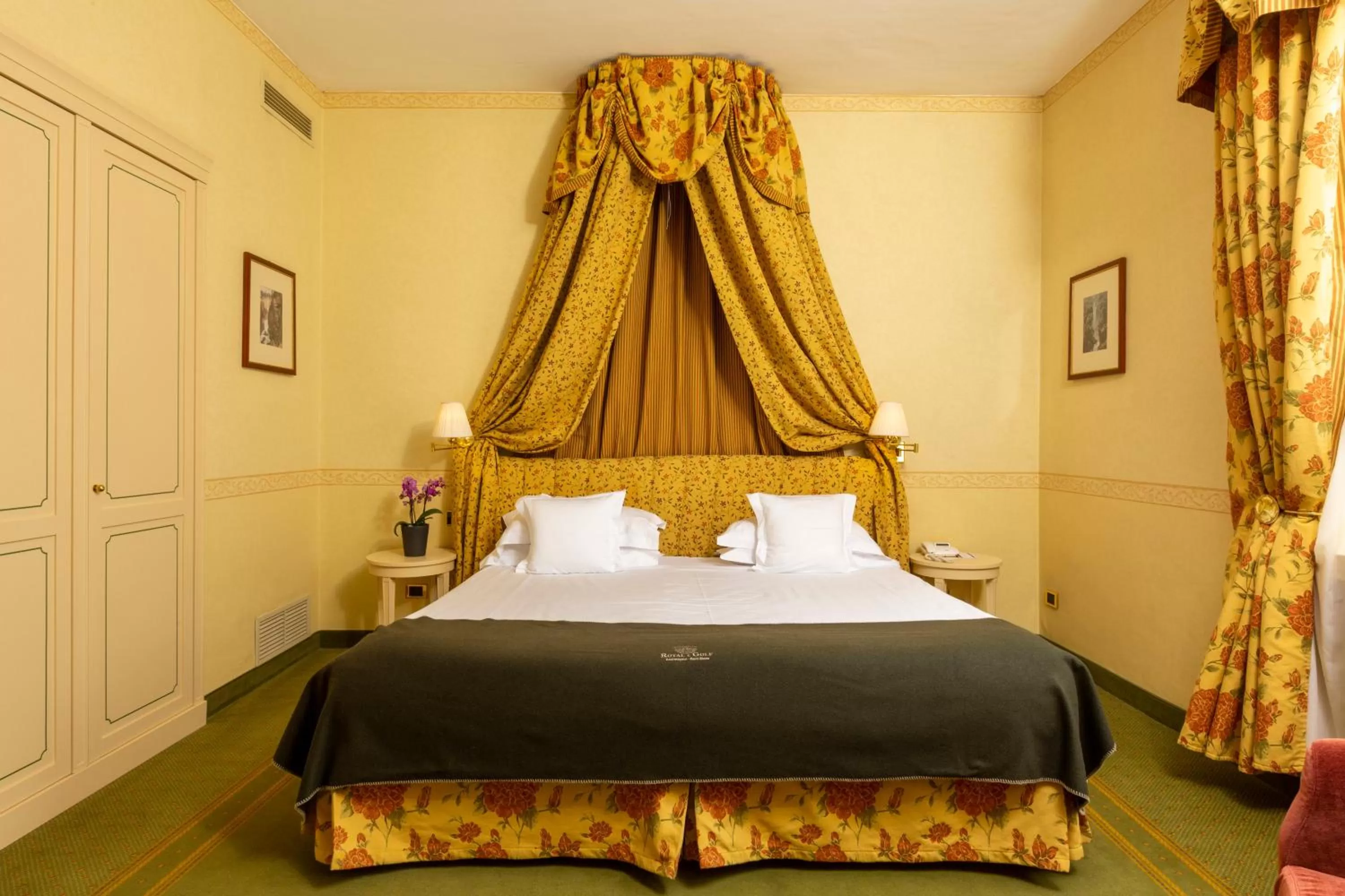 Bed in Grand Hotel Royal E Golf