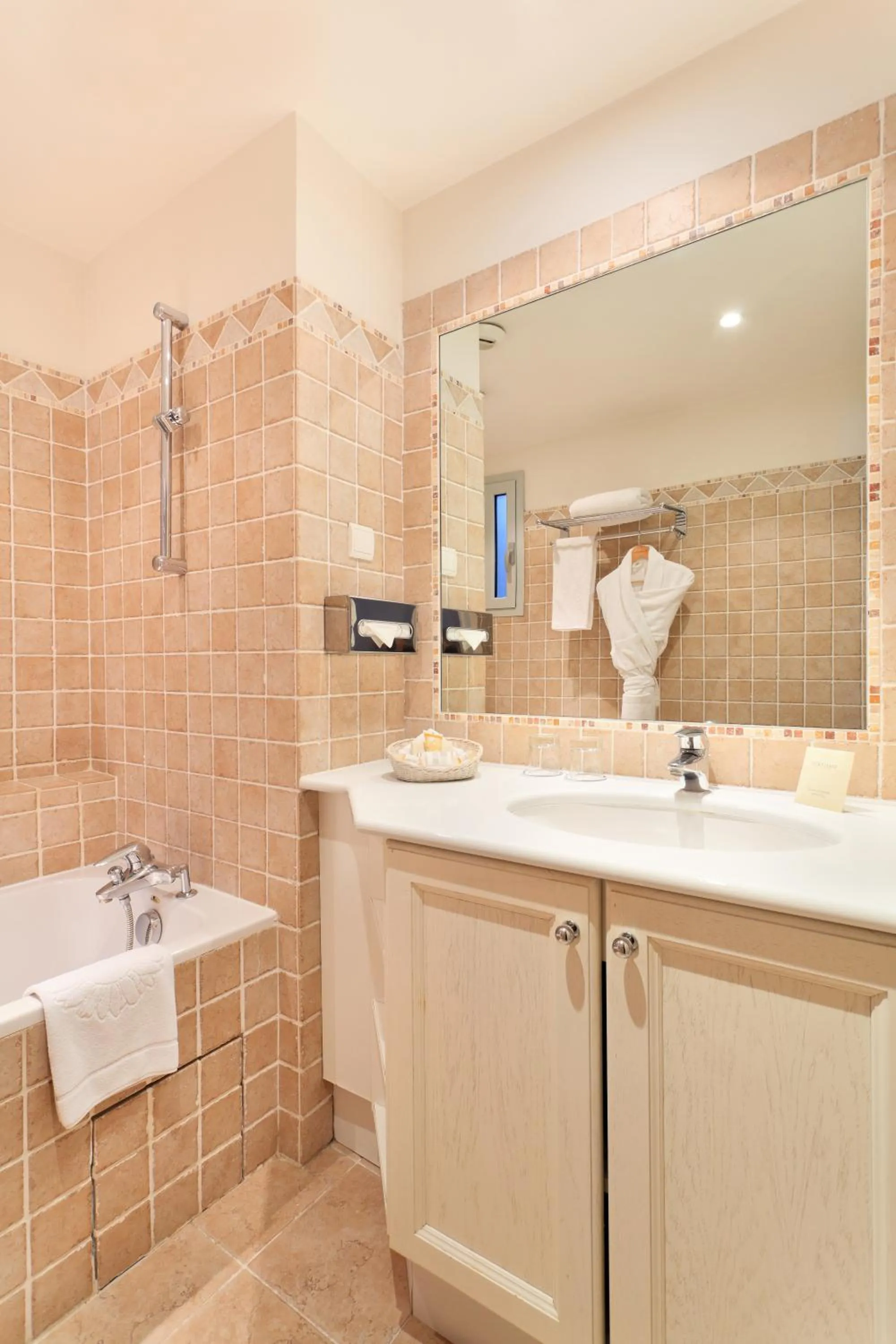 Bathroom in Hotel Le Grimaldi by Happyculture