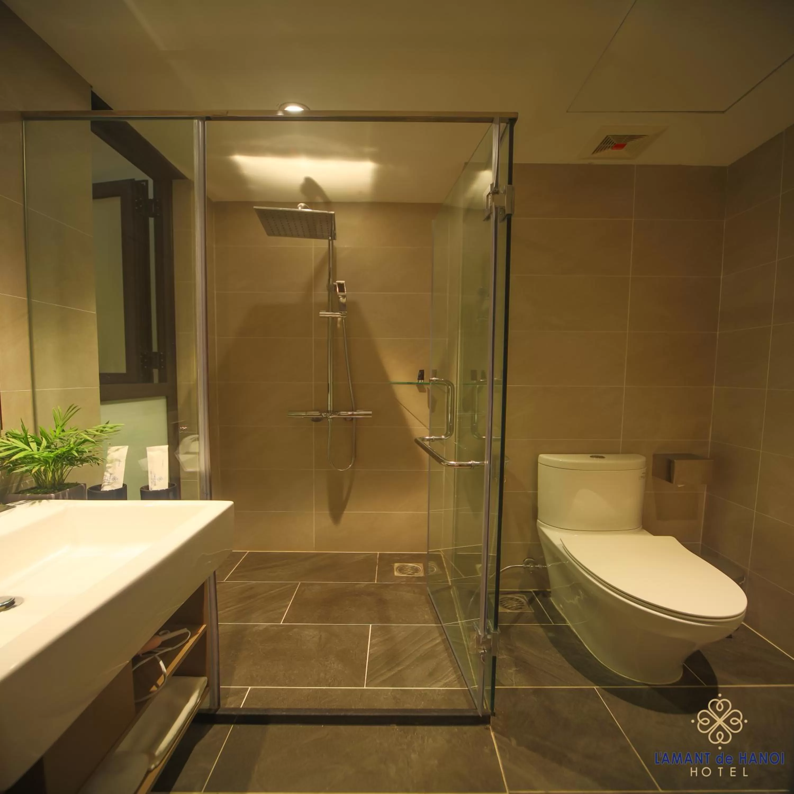 Shower in L'amant de Hanoi Hotel - khách sạn Lamant de Hà Nội