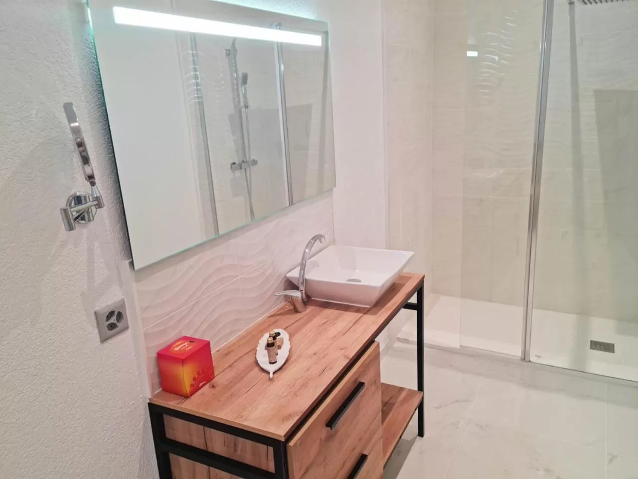 Shower in La Factory