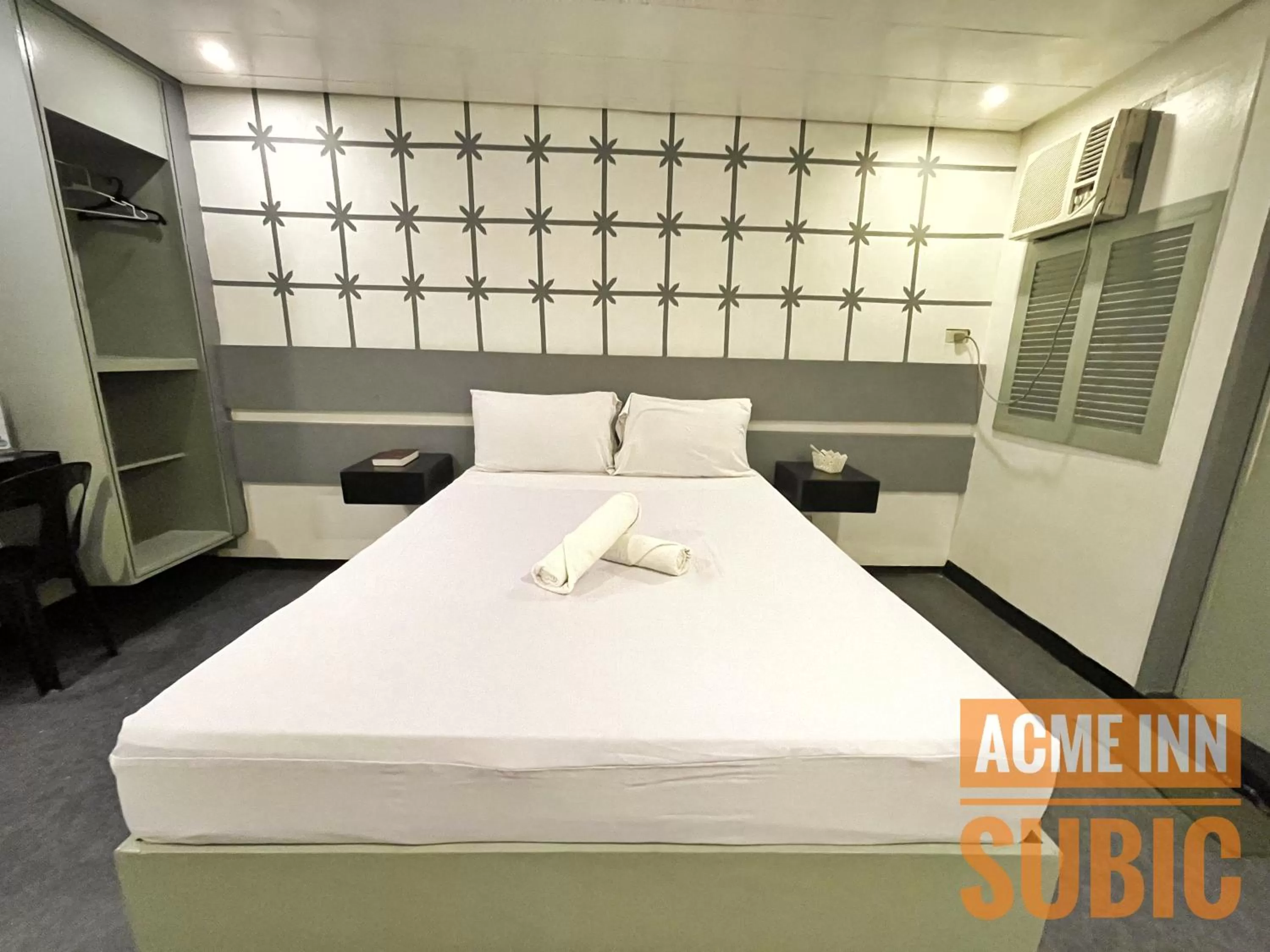 Bed in ACME Inn Subic