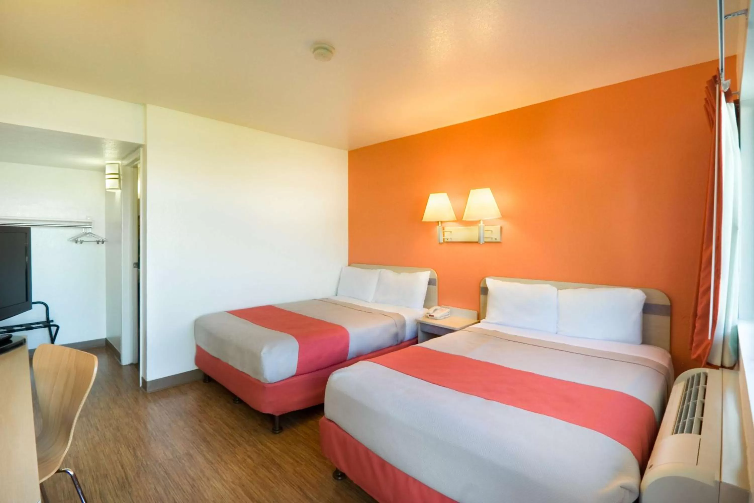 TV and multimedia, Bed in Motel 6-Pendleton, OR