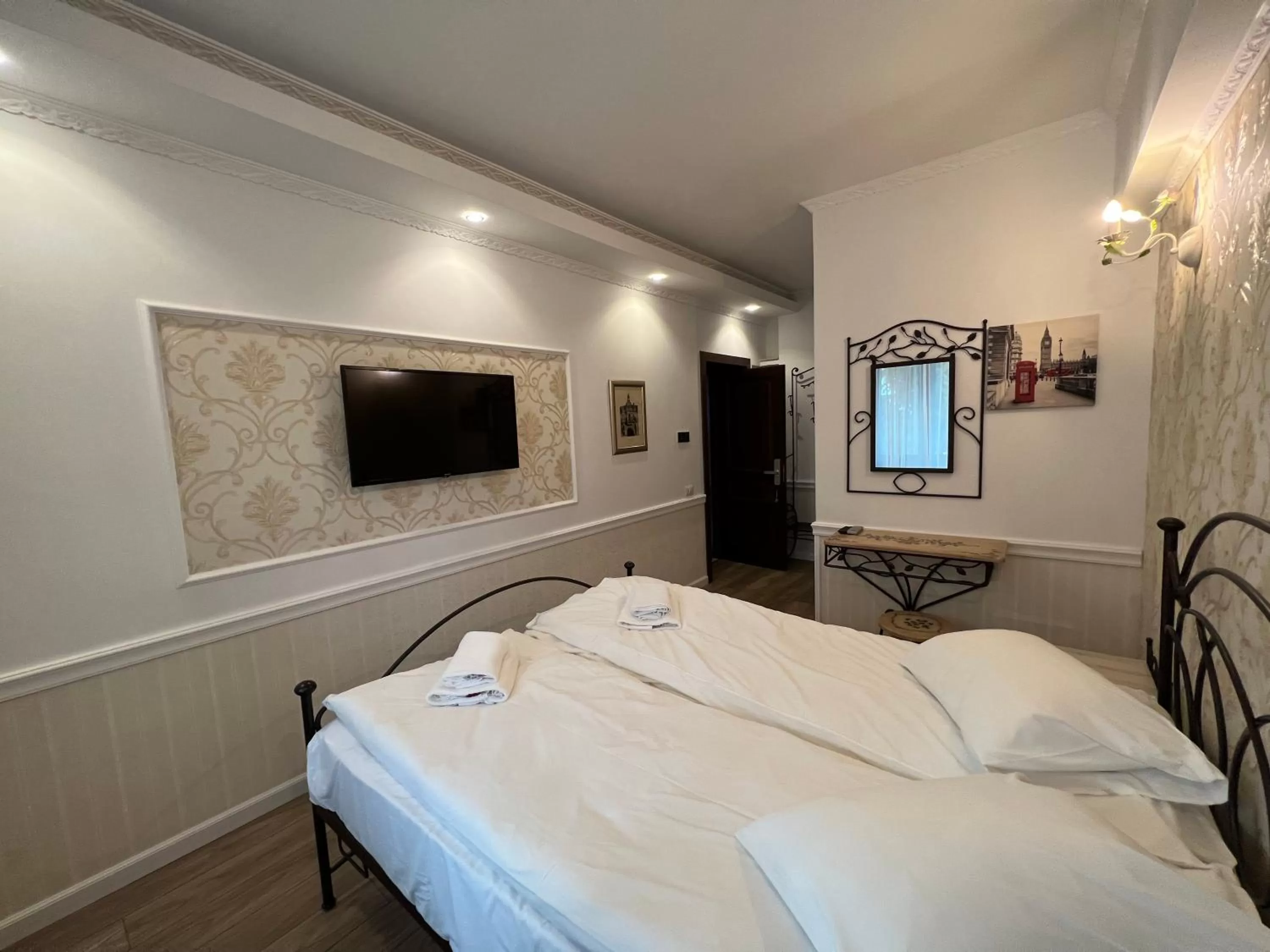 TV and multimedia, Bed in Hotel Boutique Cathedral Plaza Residences room for rent downtown