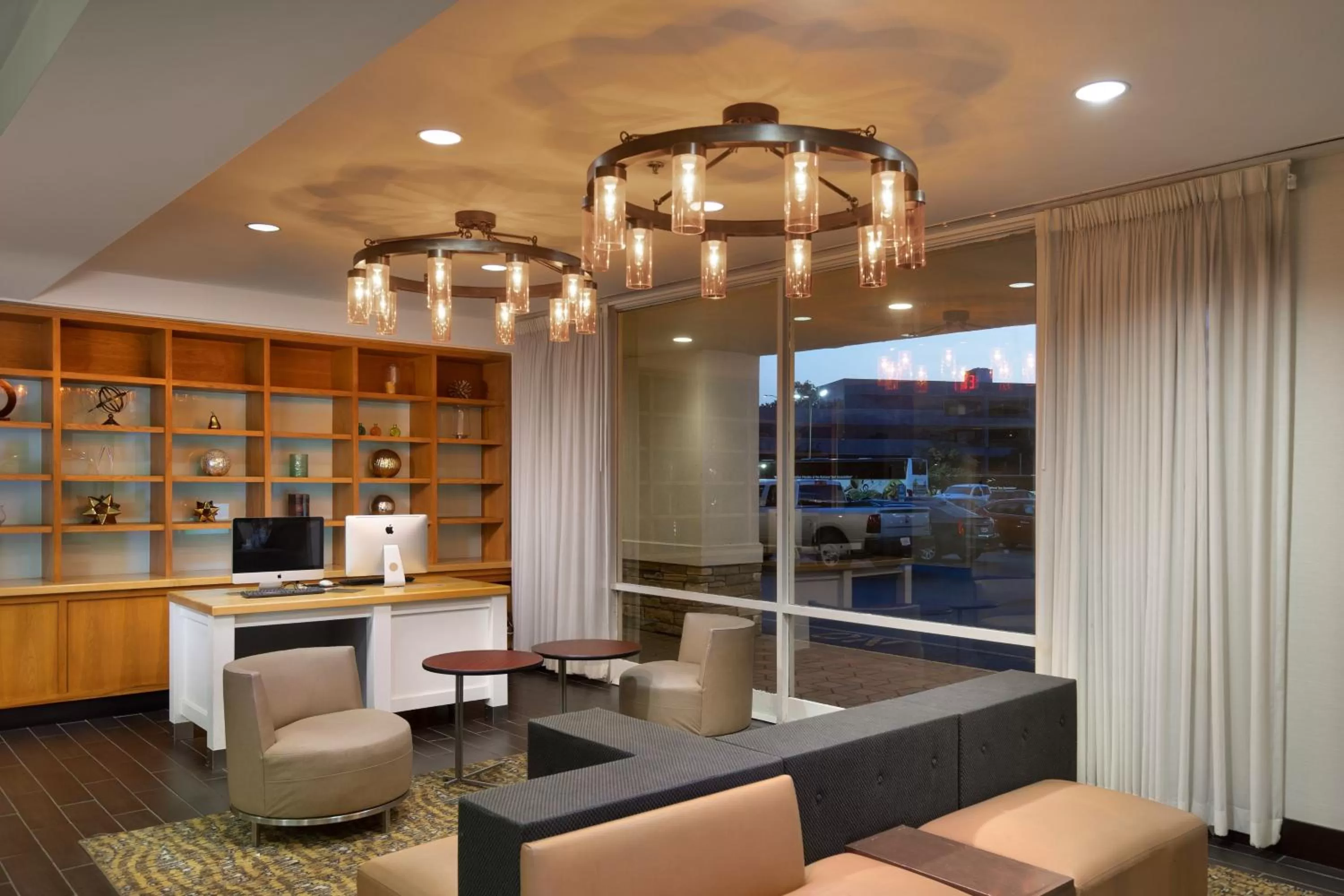Lobby or reception in Holiday Inn Clark - Newark by IHG