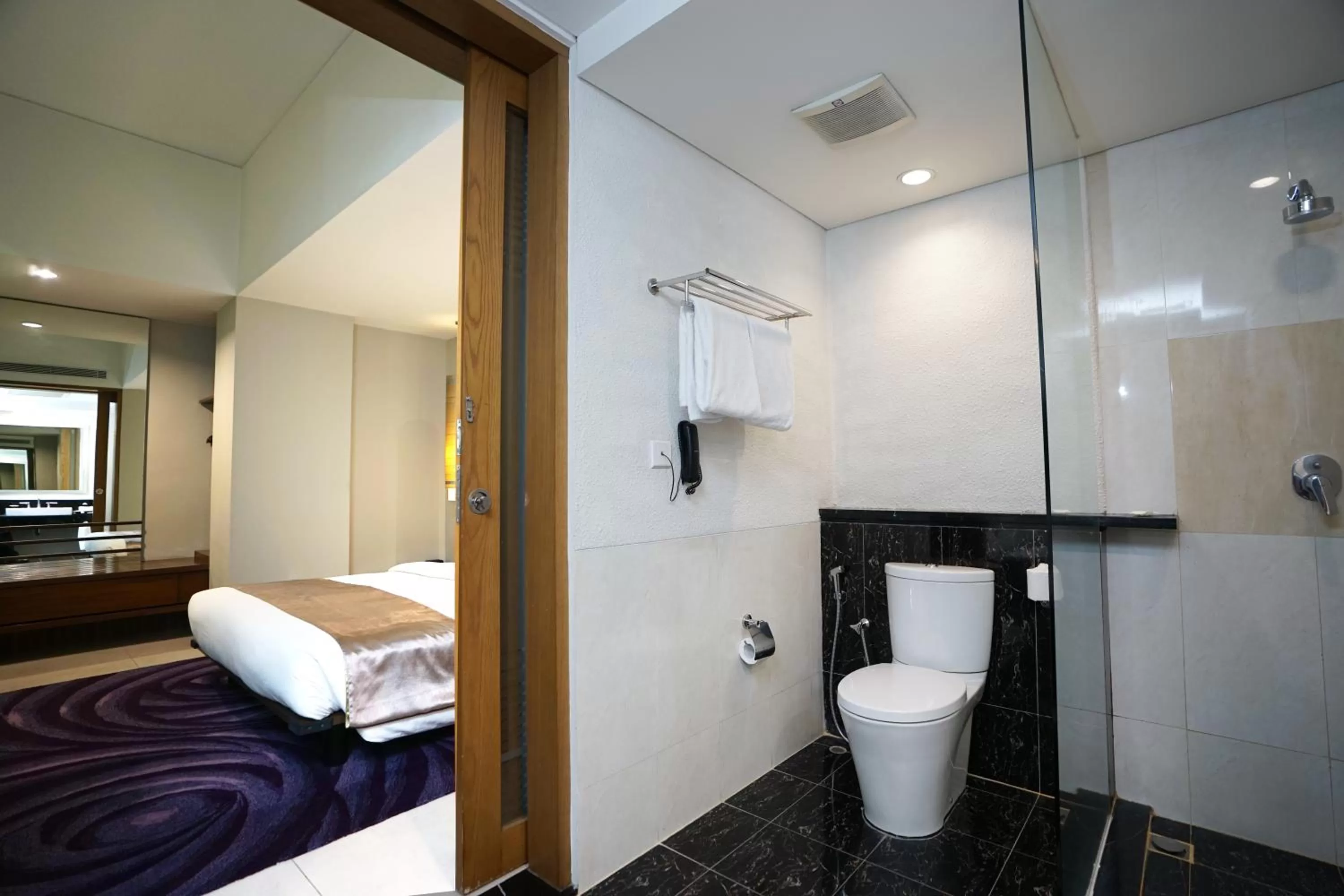 Shower, Bed in Holiday Inn Bandung Pasteur by IHG