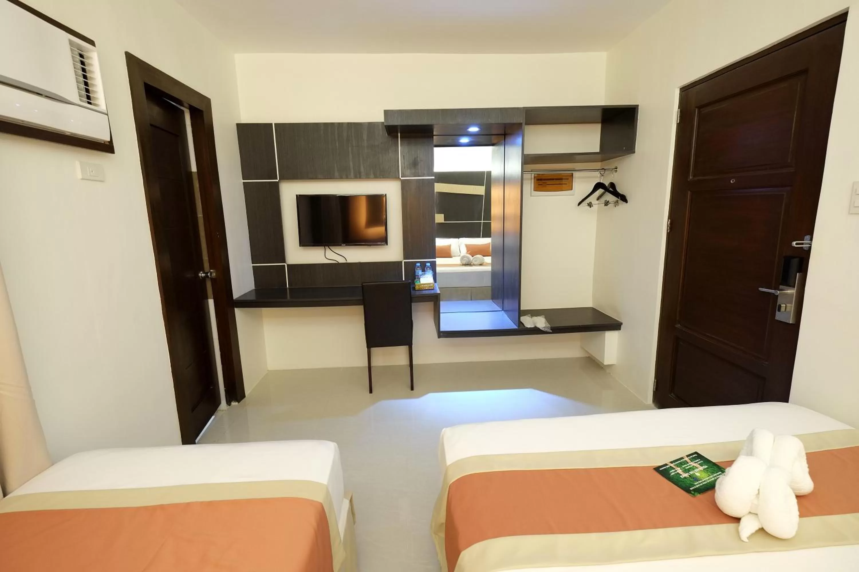 TV and multimedia, Bed in Southpole Central Hotel