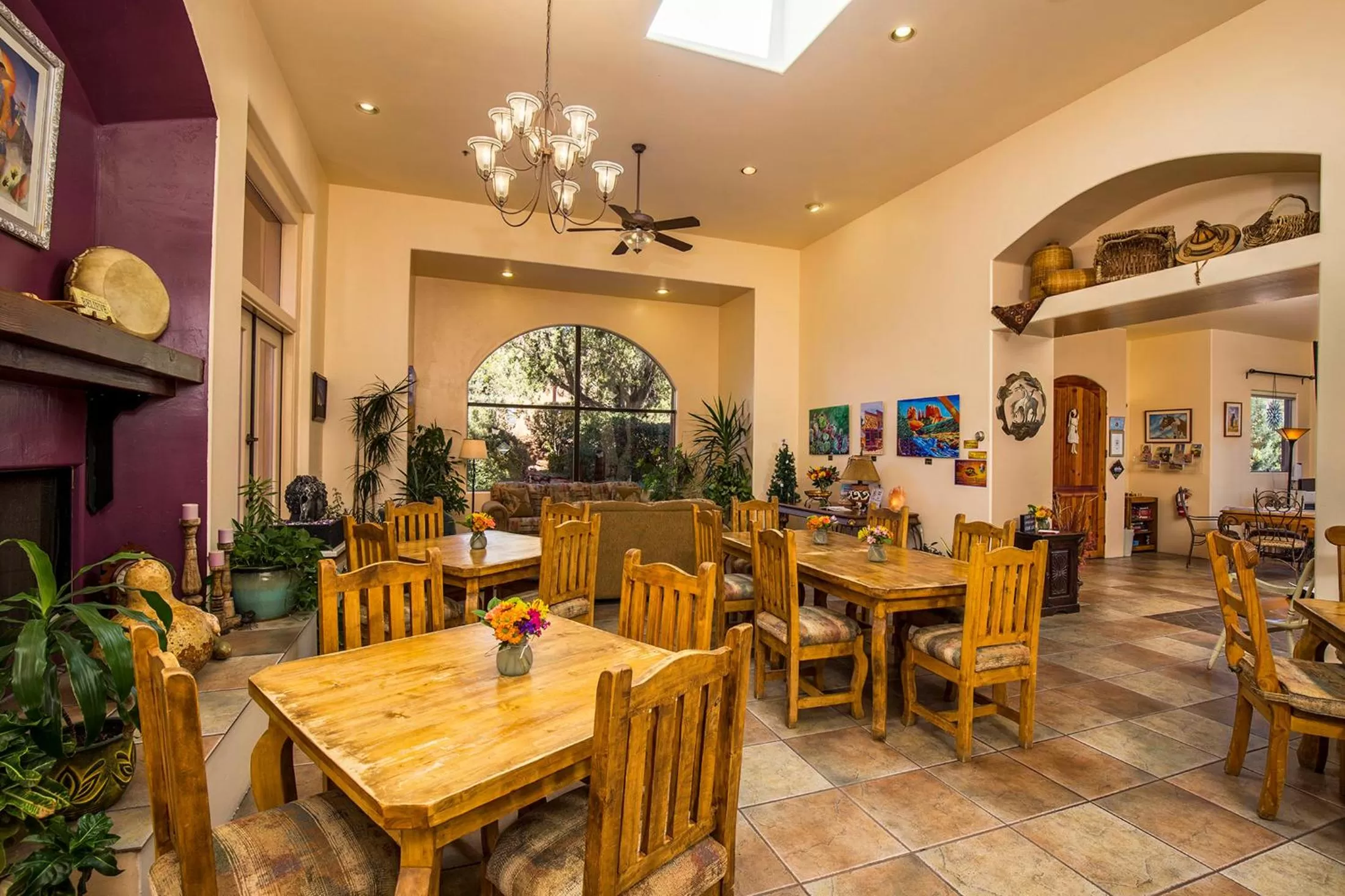 Communal lounge/ TV room in Alma De Sedona Inn B&B