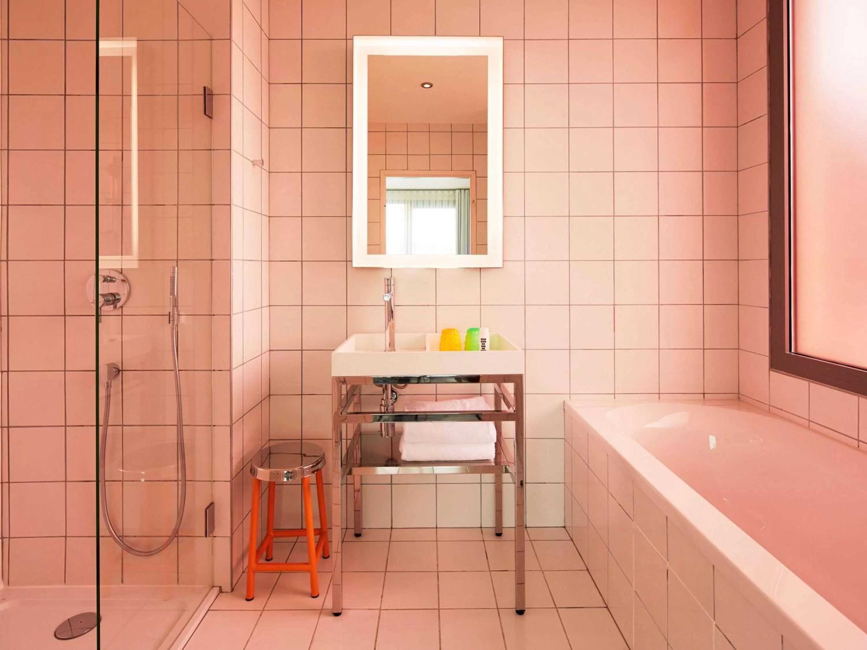 Photo of the whole room in Mama Shelter Lyon