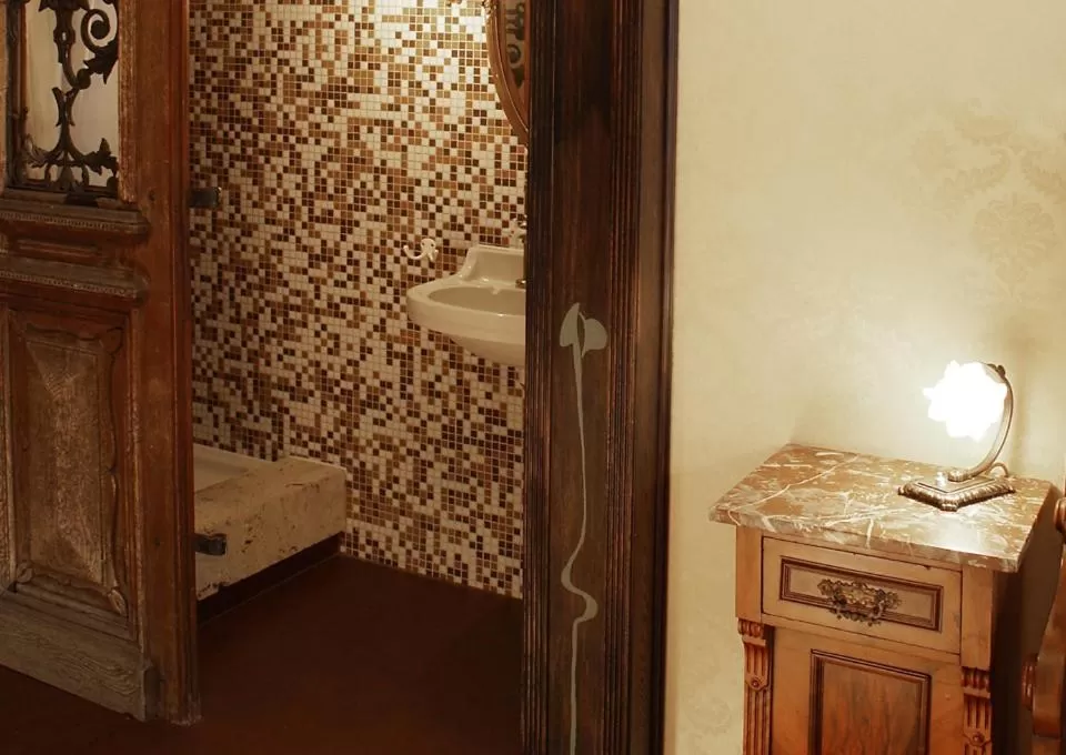 Bathroom, Bed in Hotel Lux