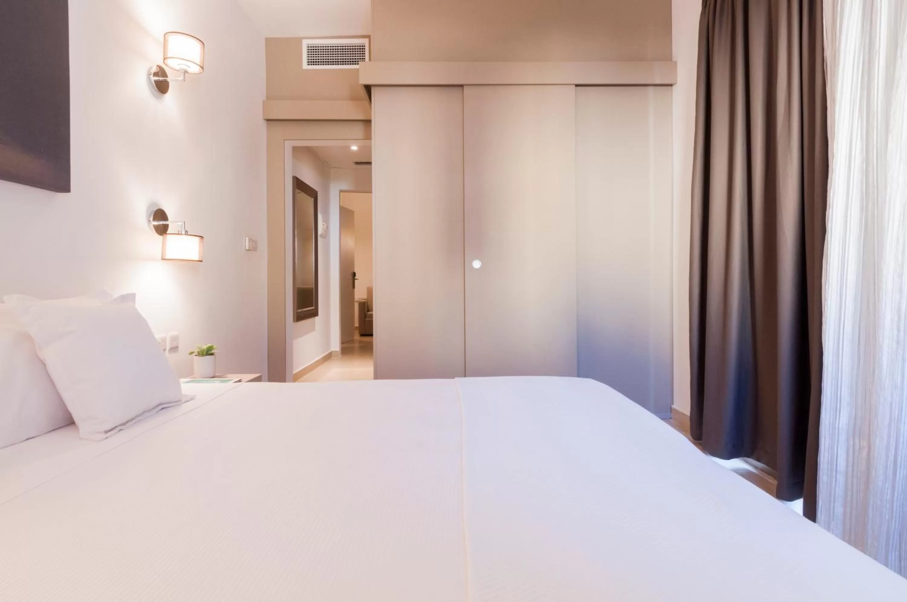 Photo of the whole room, Bed in Alexandra Hotel