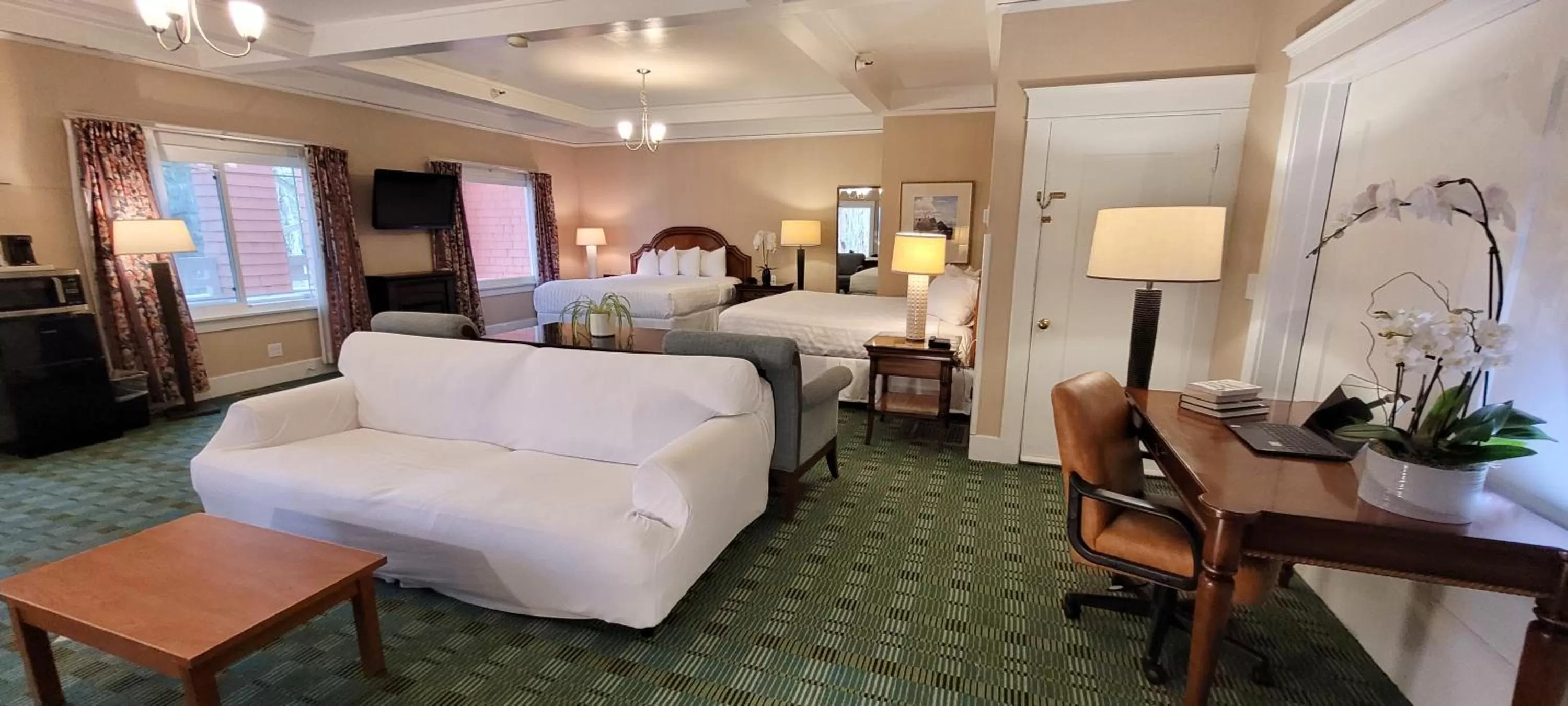 Bed in Butterfly Grove Inn