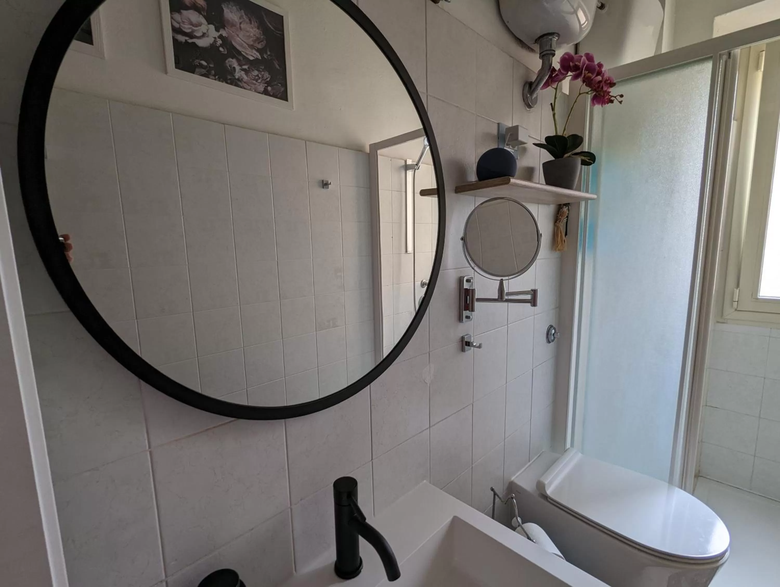 Toilet in Miky M House B&B