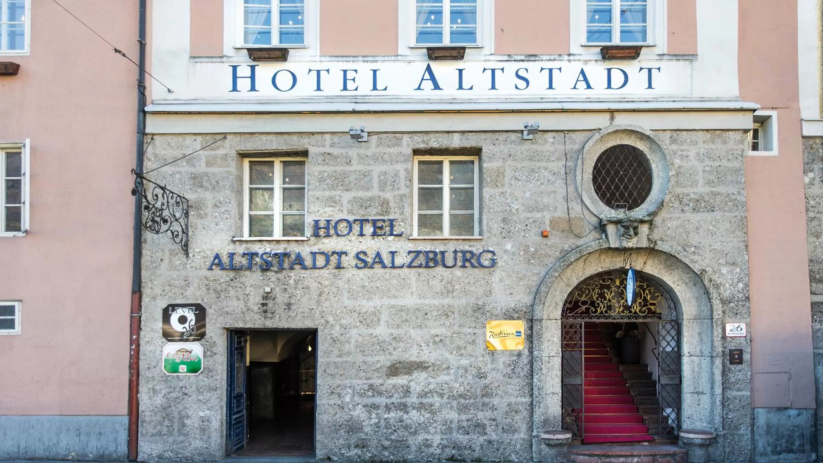 Facade/entrance in Radisson Blu Hotel Altstadt