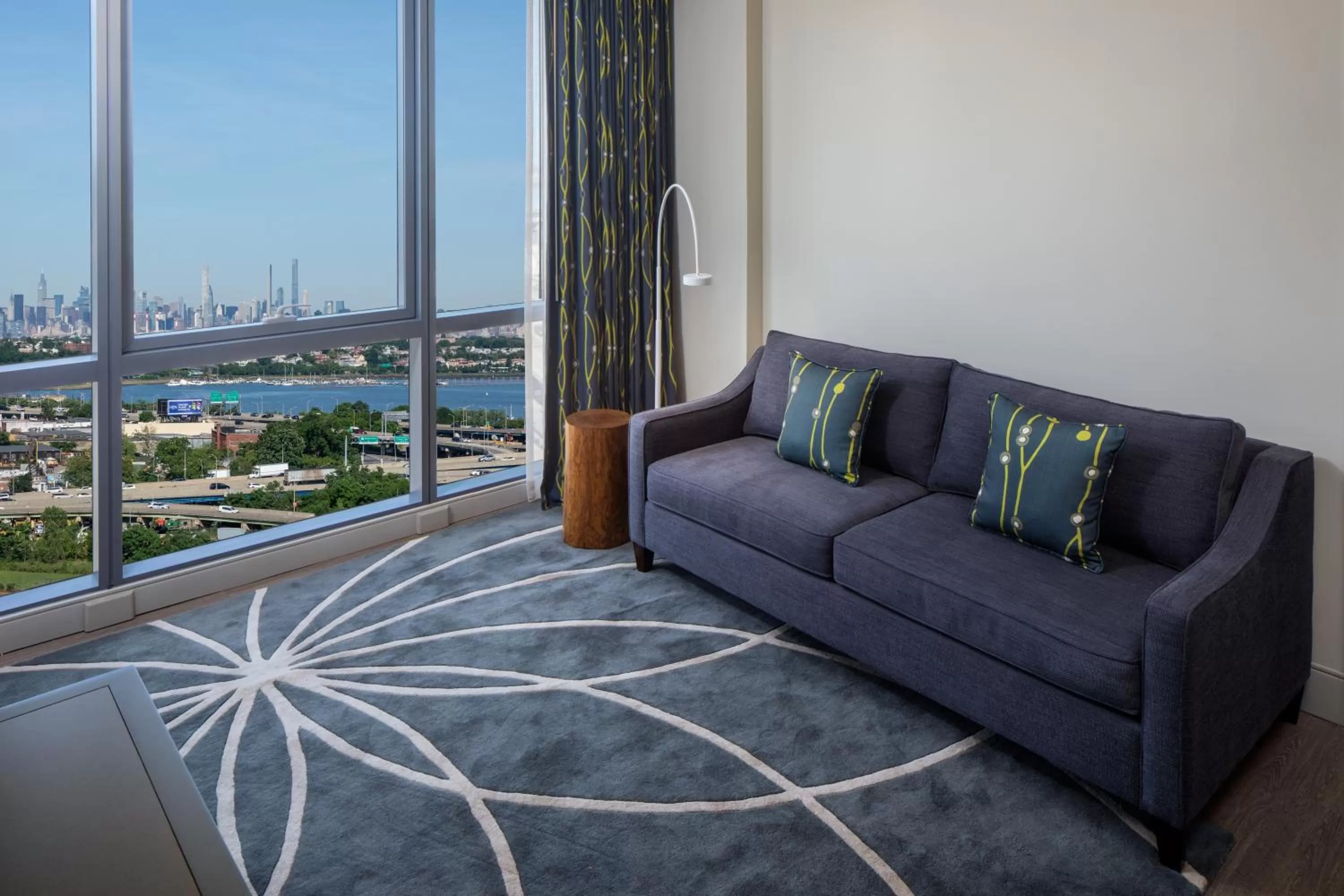 Living room in Hotel Indigo Flushing - LaGuardia