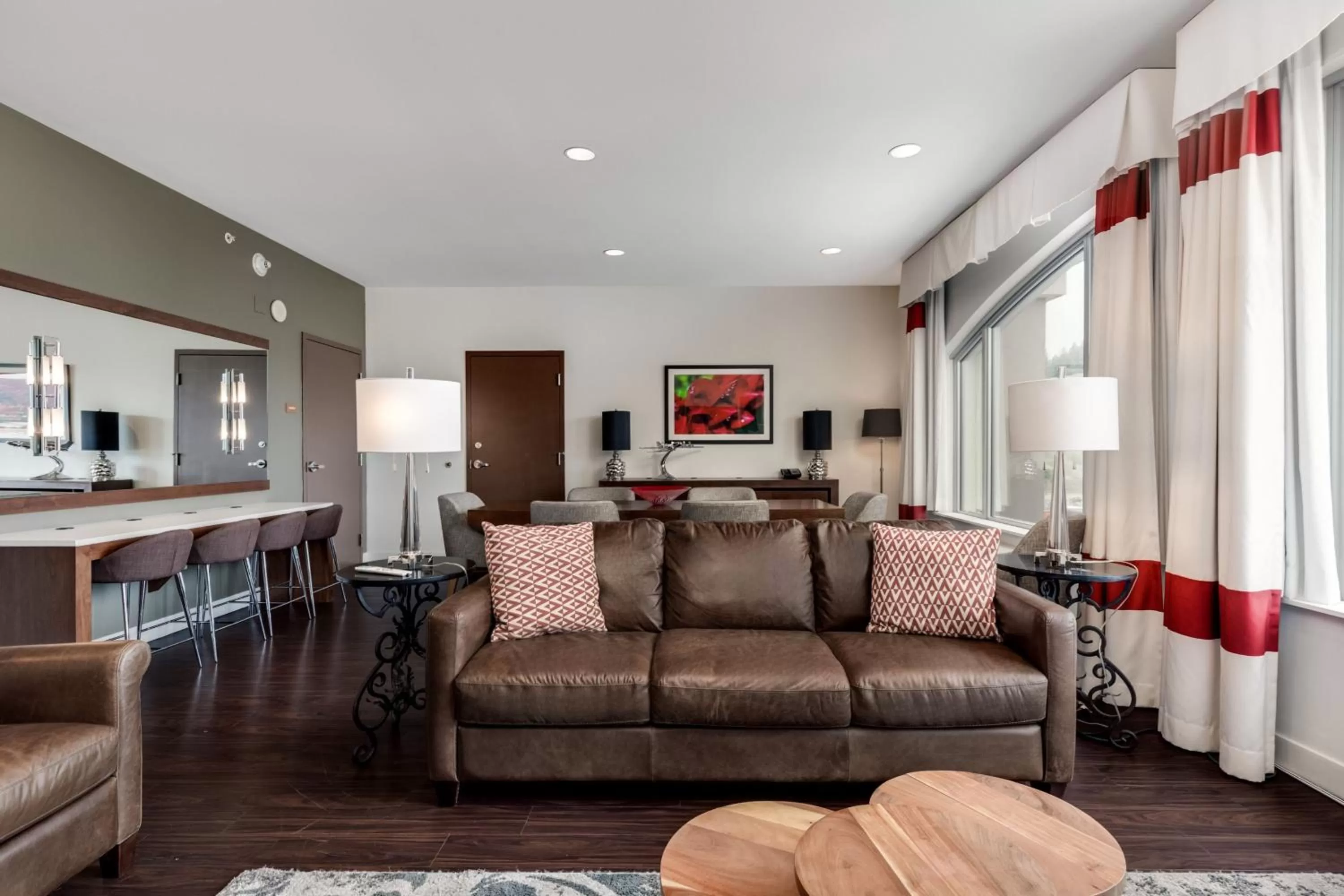 Living room in Four Points by Sheraton Kelowna Airport