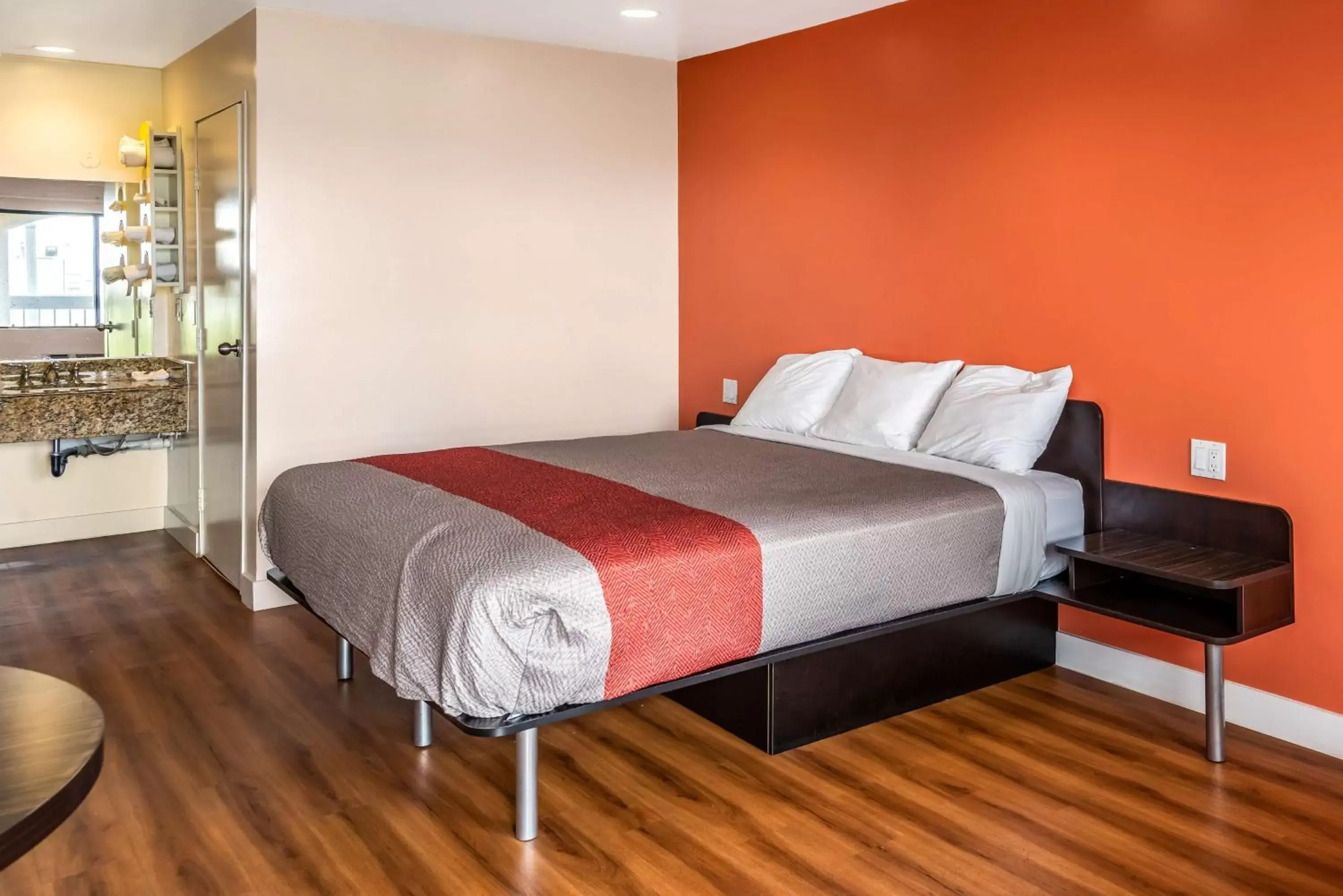 Queen Room - Disability Access - Non-Smoking in Motel 6-Gardena, CA - South Queen Room - Disability Access - Non-Smoking in Motel 6-Gardena, CA - South