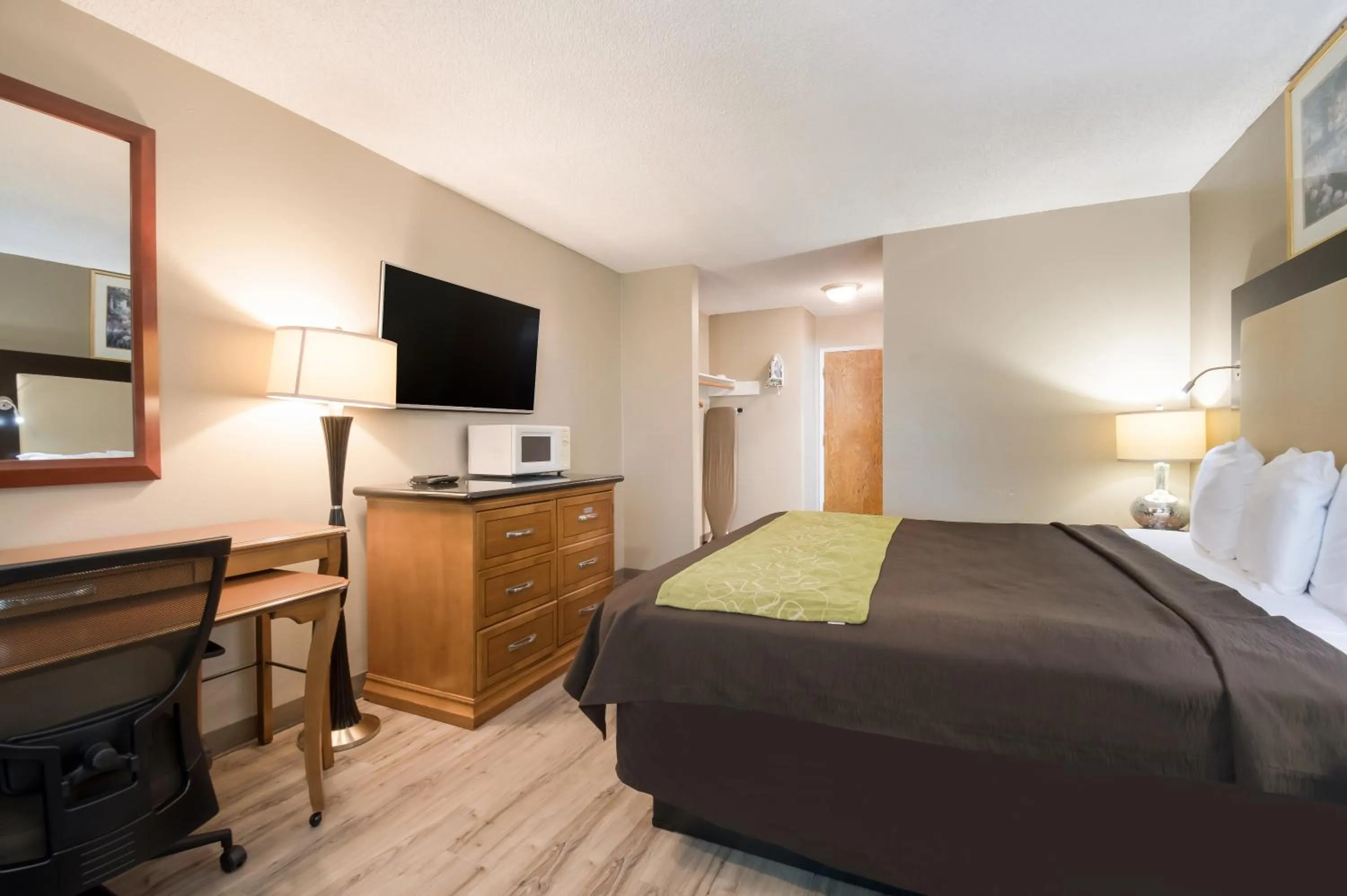 Bed in Rodeway Inn & Suites Portland West - Beaverton