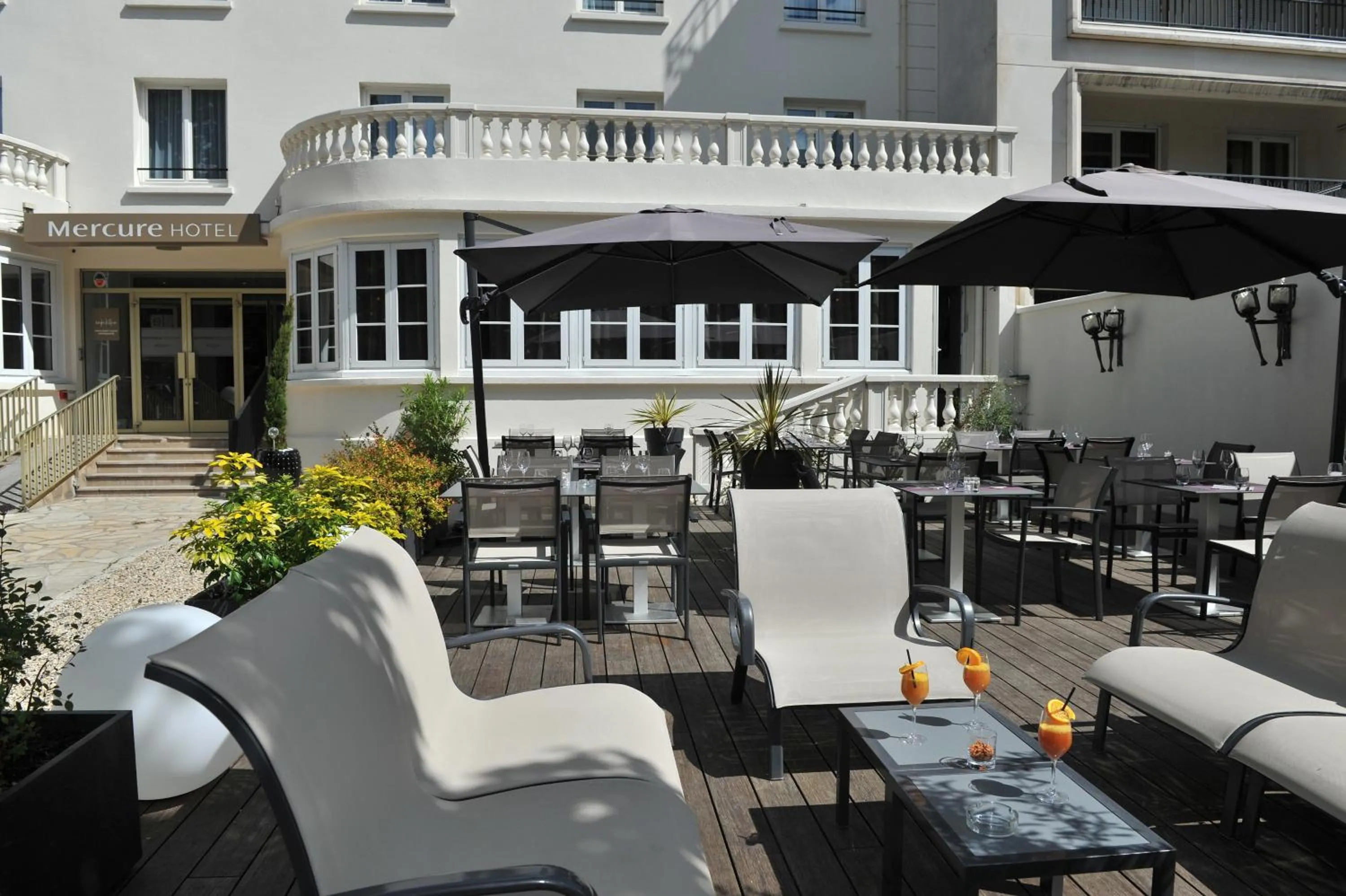 Patio in Mercure Paris Saint Cloud Hippodrome