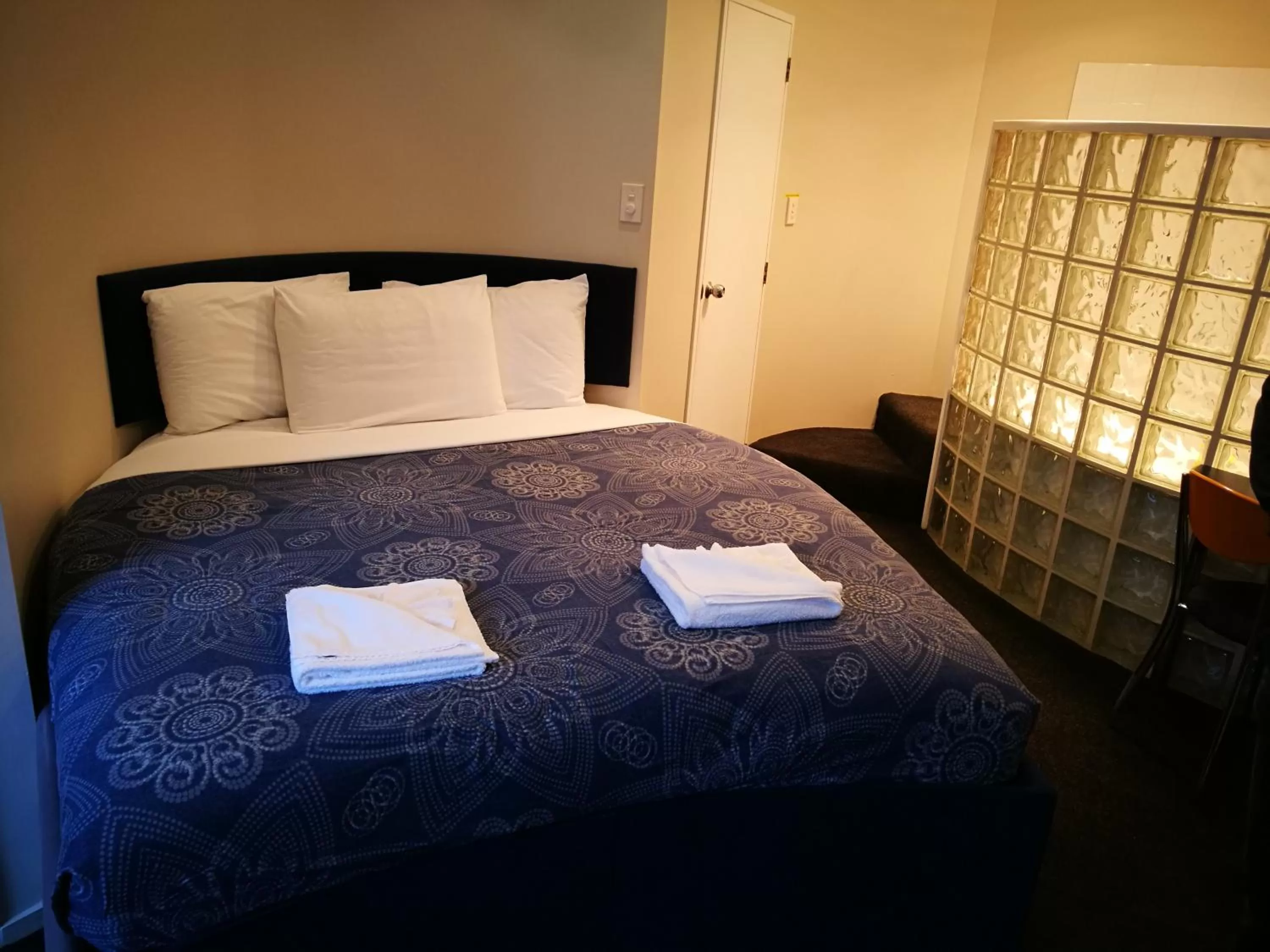 bunk bed, Bed in Airport Birches Motel