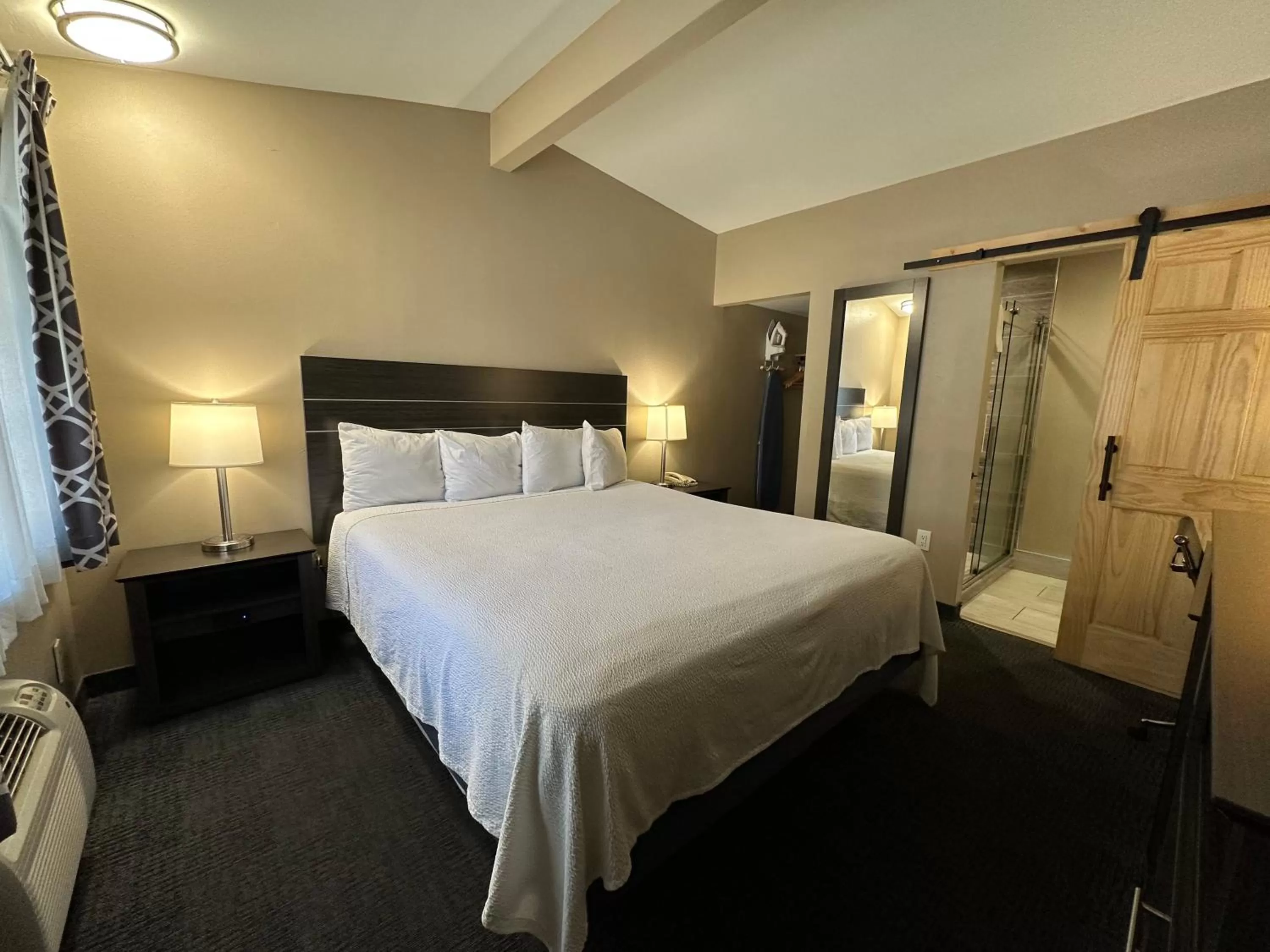 Bedroom, Bed in Black Jack Inn