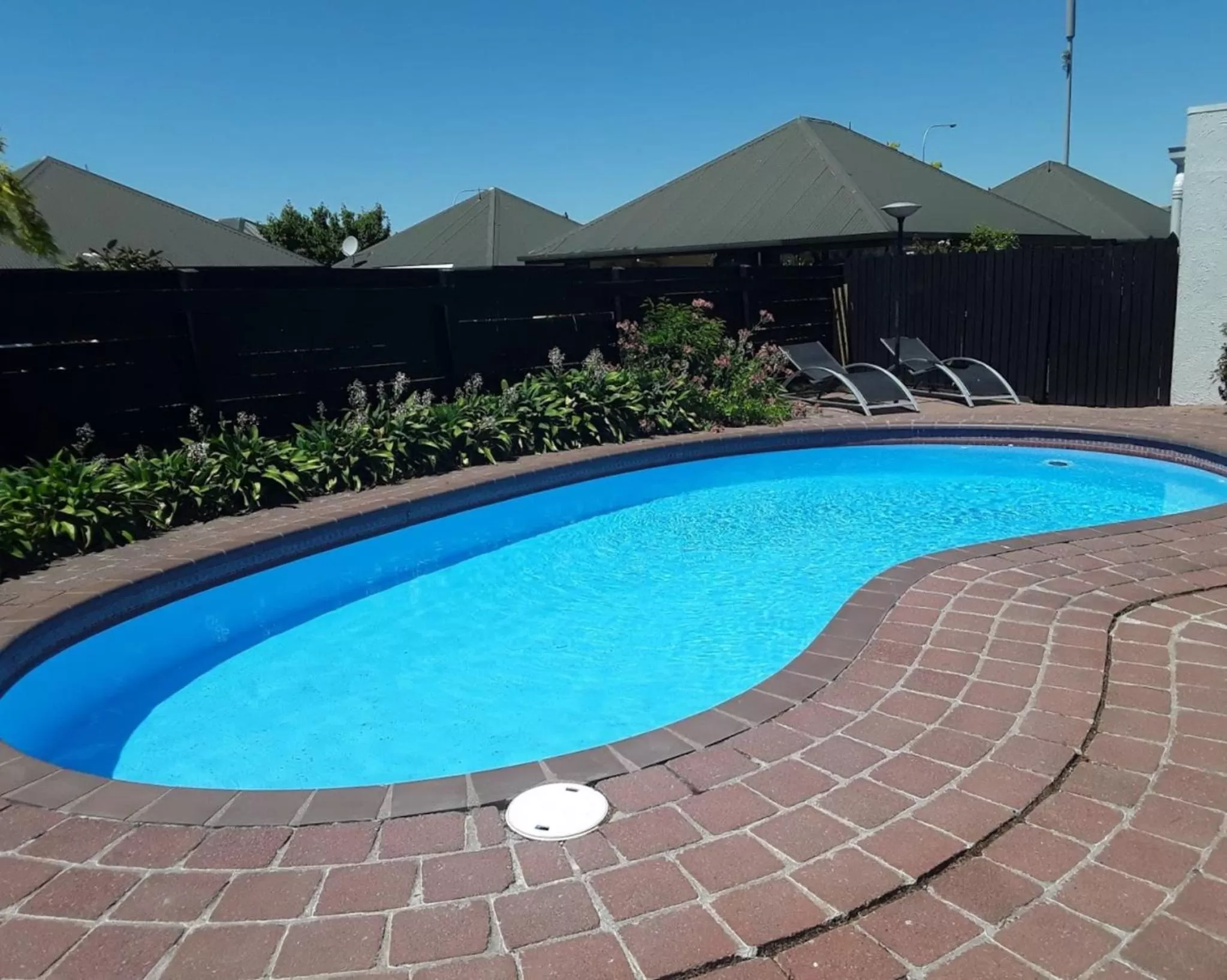 Swimming pool in Sundowner Motel
