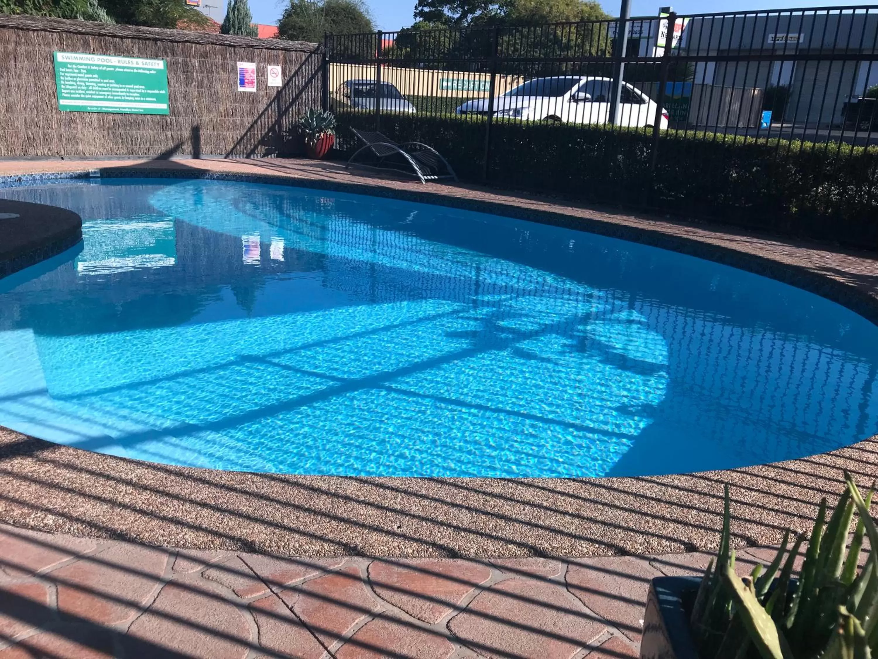 Swimming pool in Narellan Motor Inn