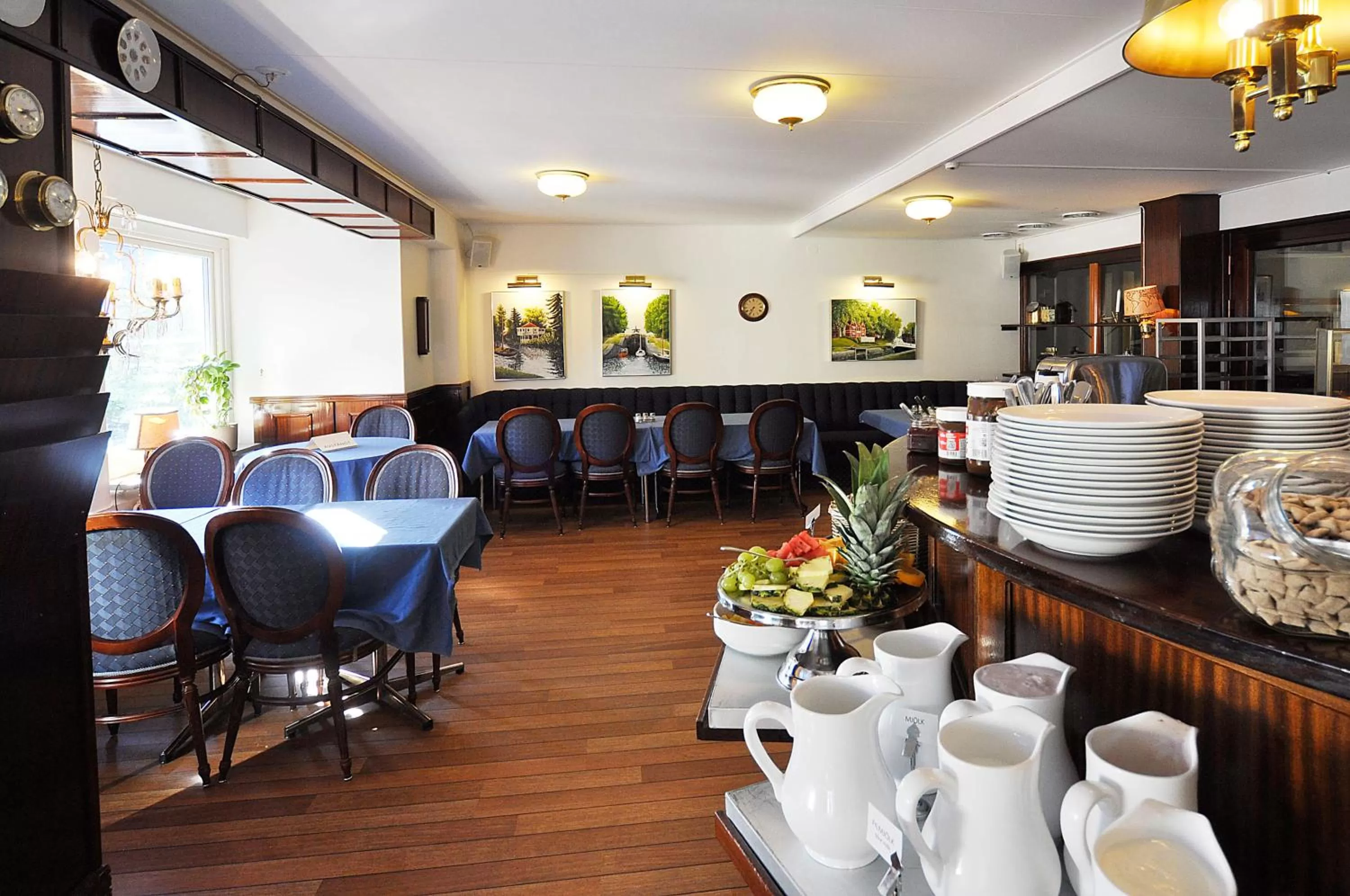 Restaurant/places to eat in Hotell City