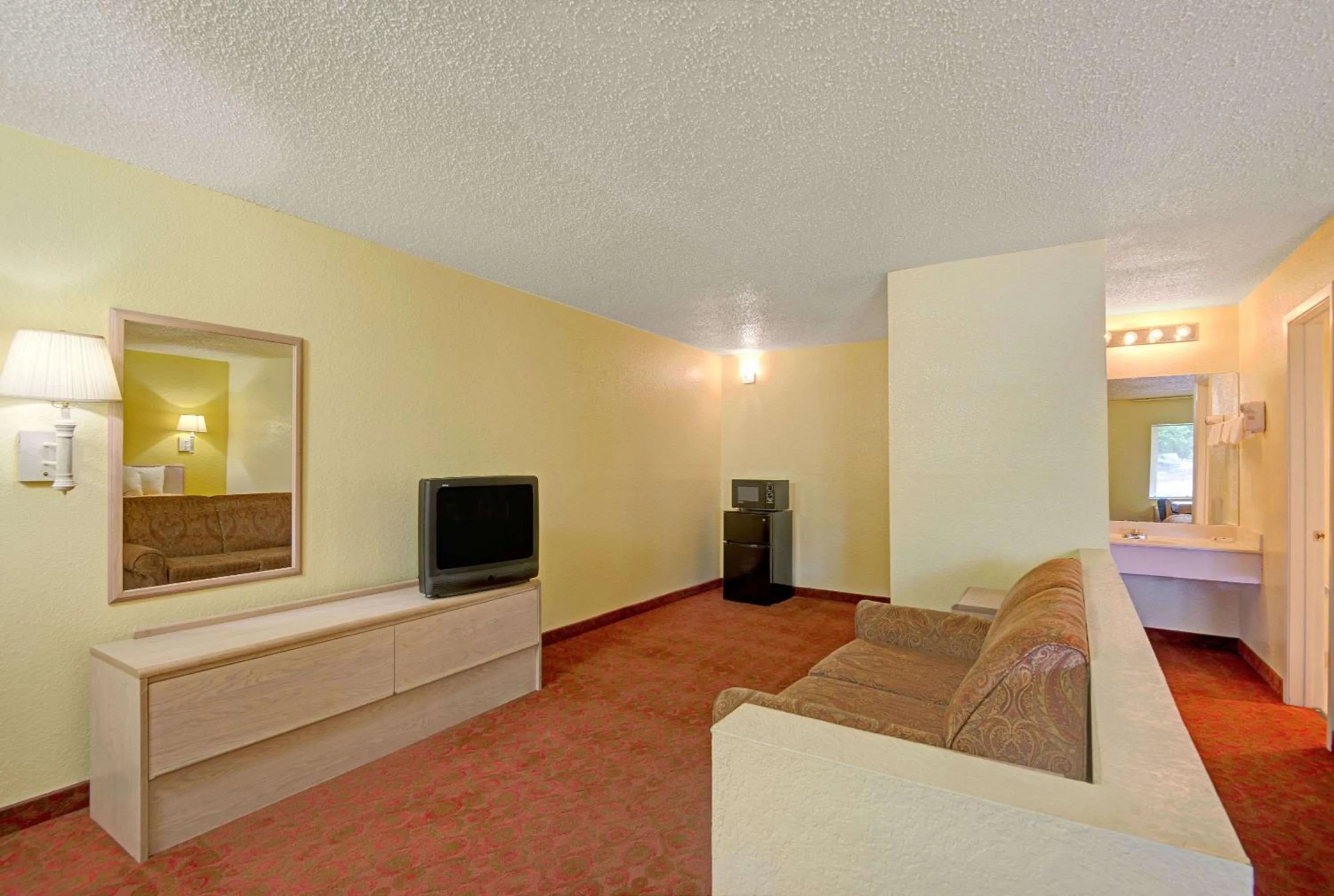 Photo of the whole room, Bed in White Rock Inn