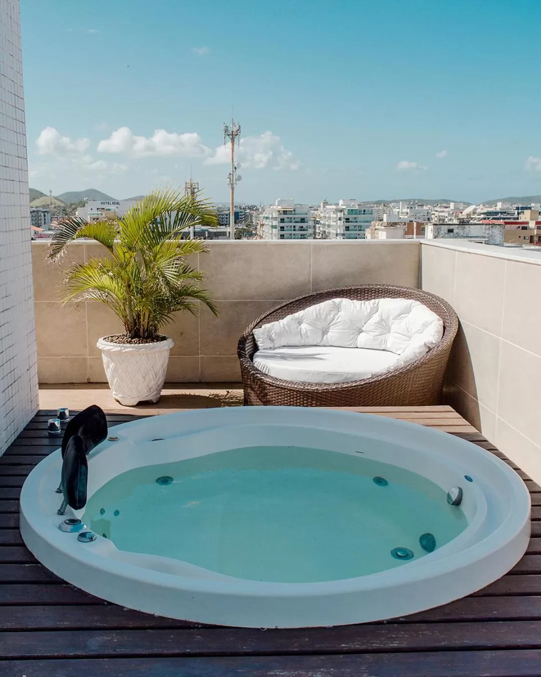 Hot Tub in Paradiso Corporate