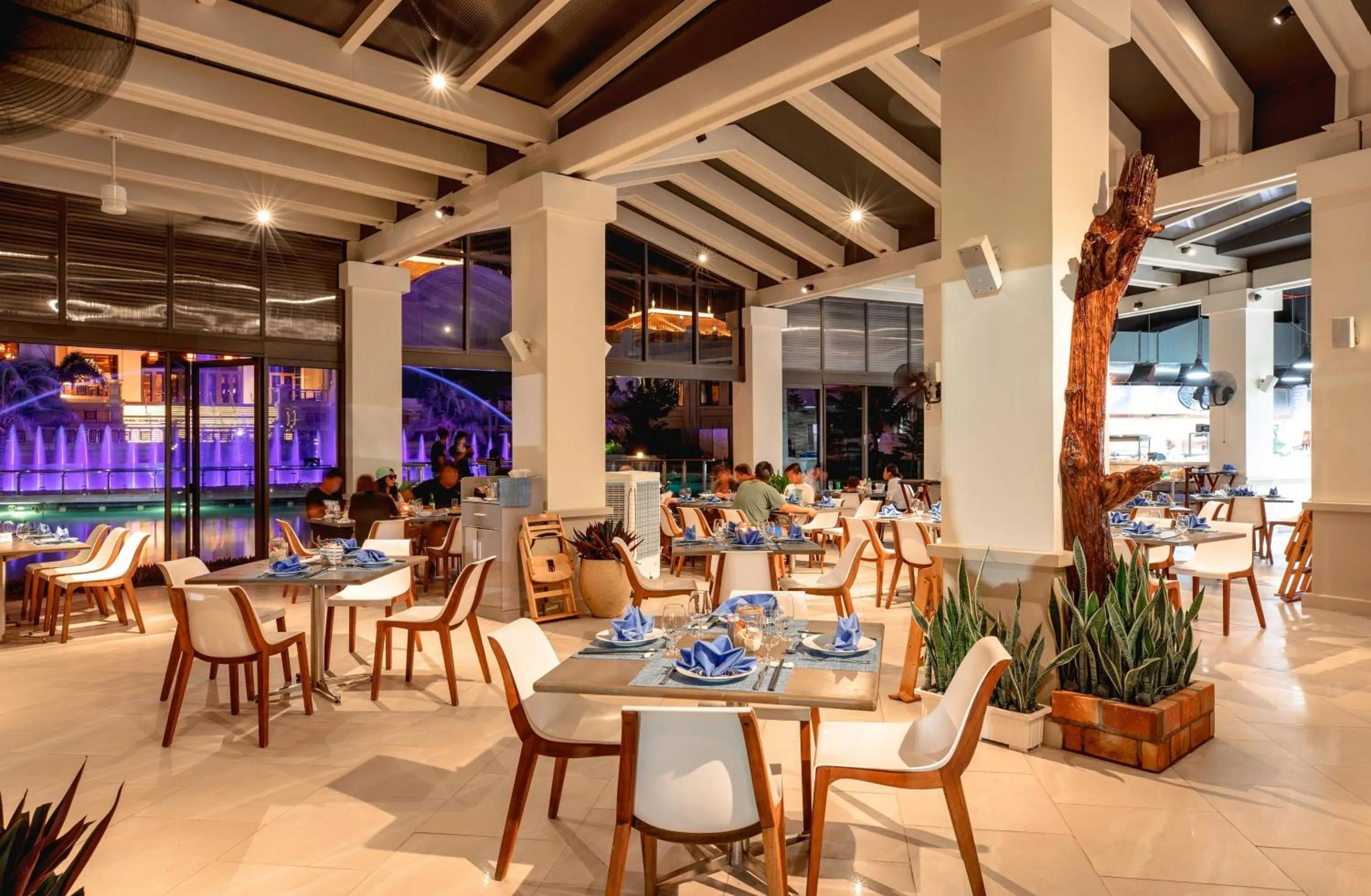 Restaurant/places to eat in InterContinental Grand Ho Tram