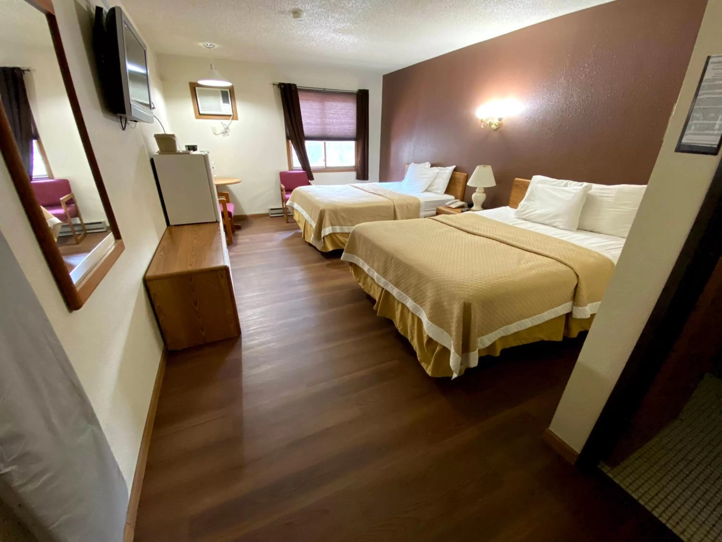 Photo of the whole room, Bed in Woodland Inn & Suites