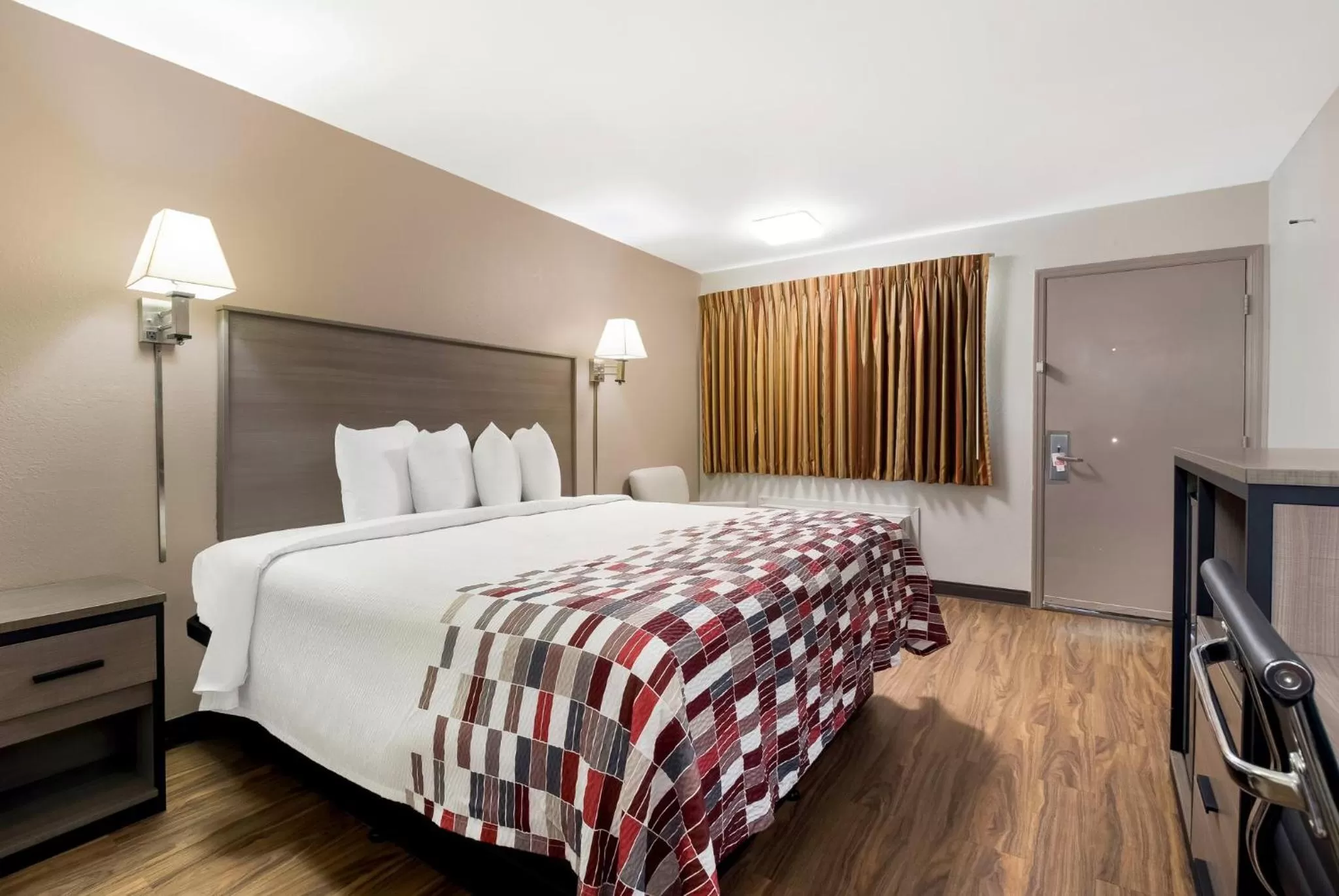 Bedroom, Bed in Red Roof Inn Chattanooga - Lookout Mountain