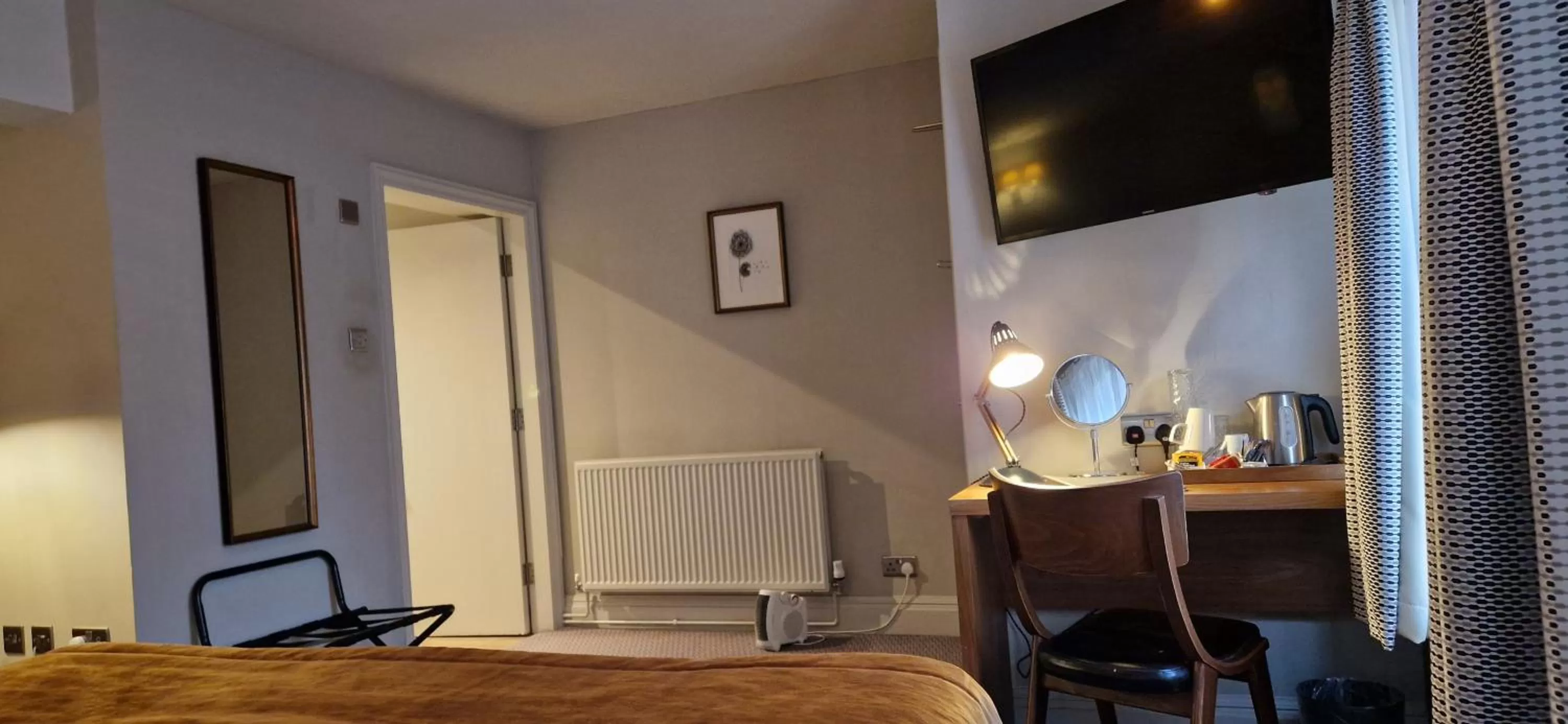 TV and multimedia, Bed in The Cross-Keys Hotel