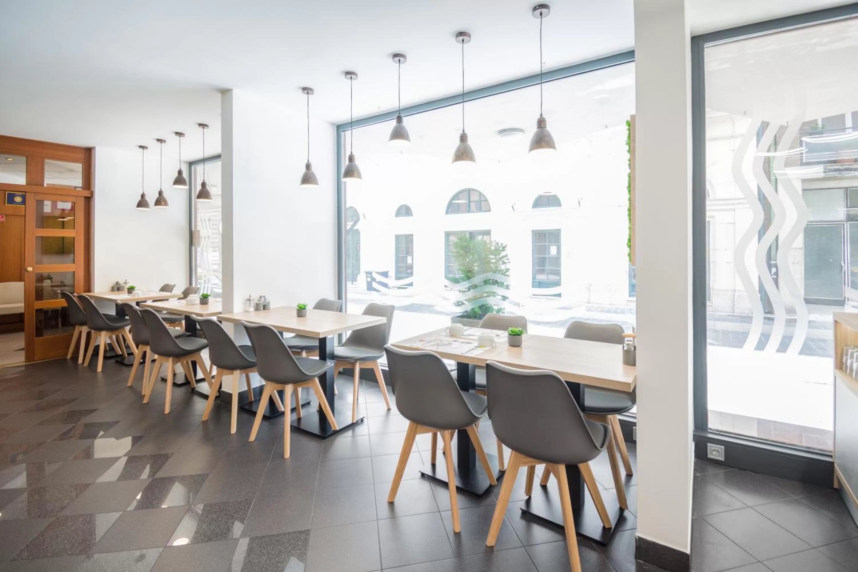 Restaurant/places to eat in Hotel Orion