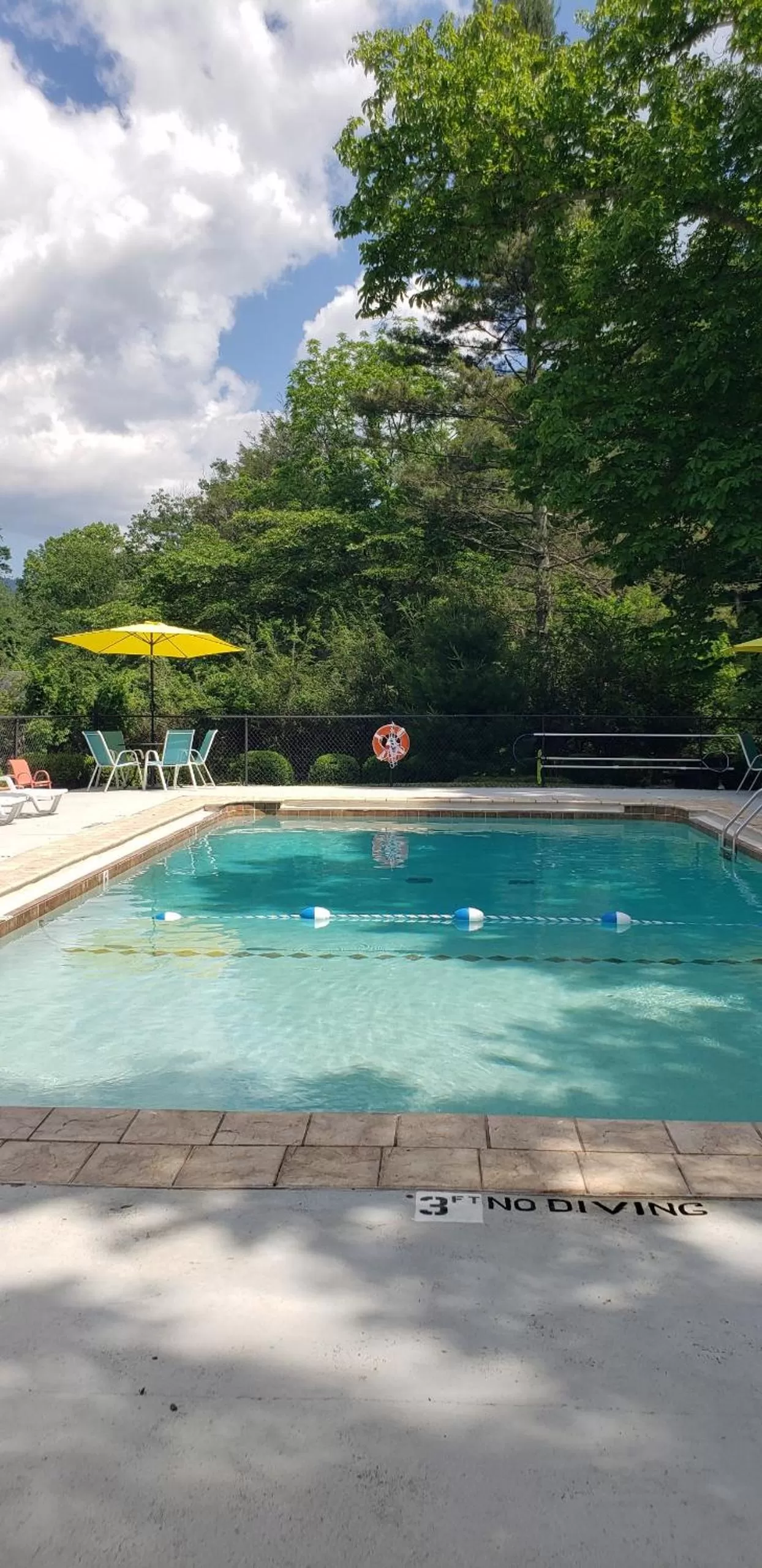 Swimming pool in Route 19 Inn