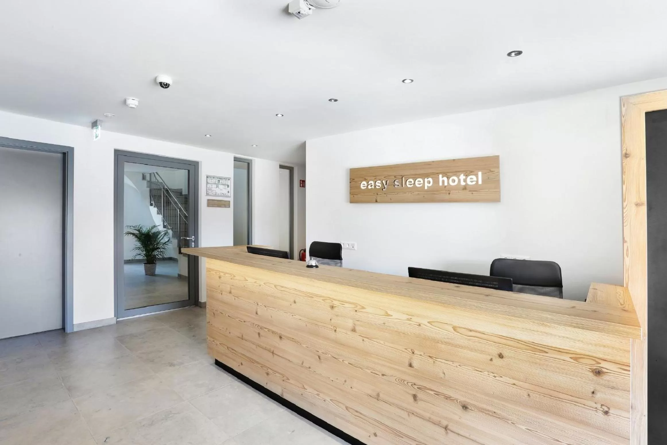 Staff, Lobby/Reception in easy sleep Apartmenthotel