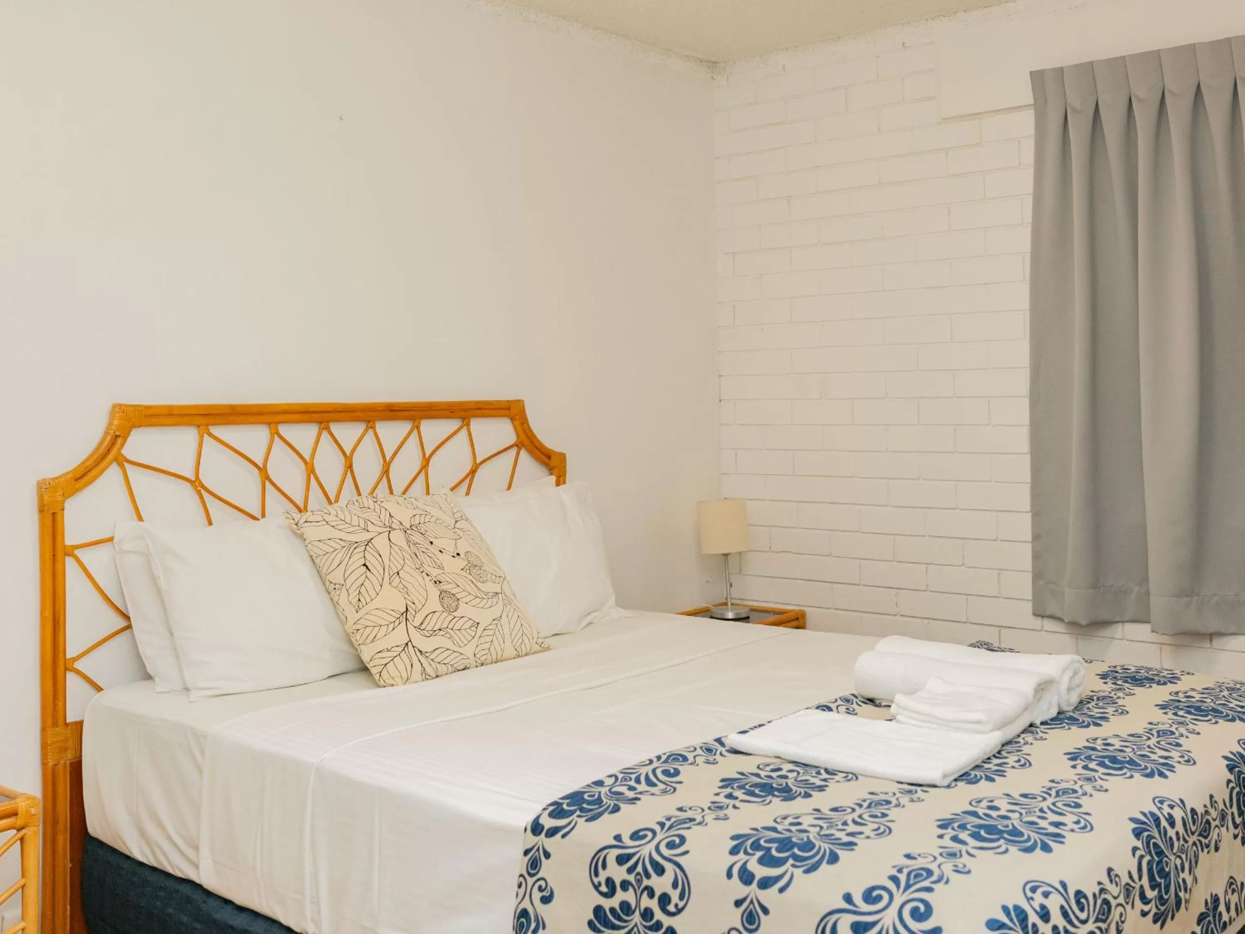 Bed in Trickett Gardens Holiday Inn