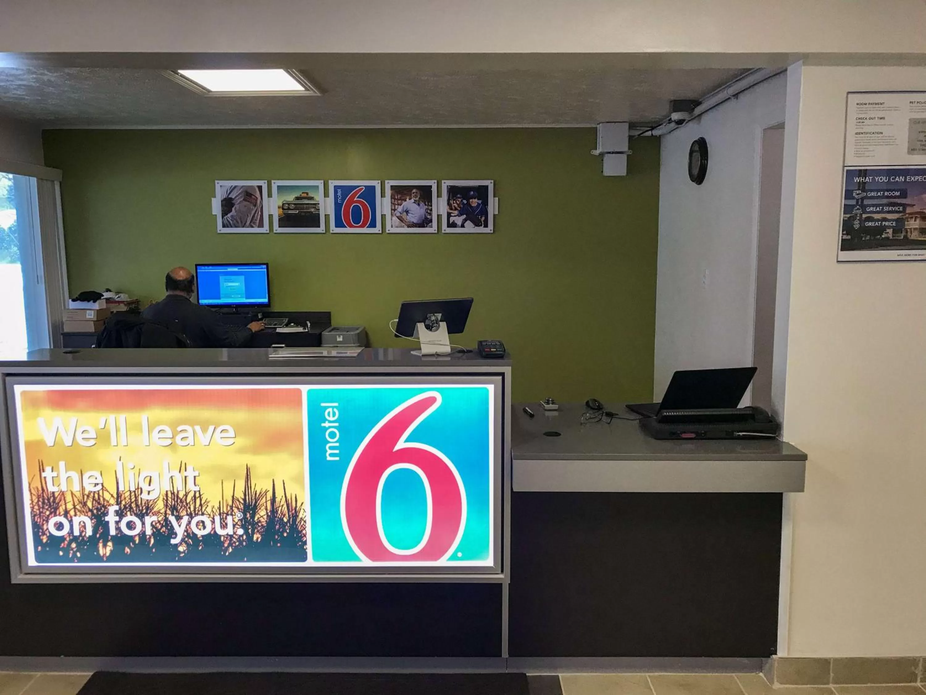 Lobby or reception in Motel 6-North Olmsted, OH - Cleveland