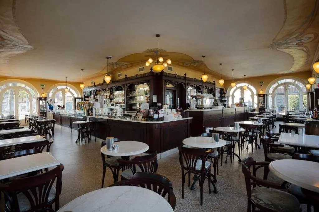 Lounge or bar in Hotel Lugana Parco Al Lago