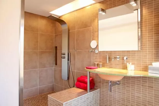 Shower, Bathroom in Le Jour et la Nuit, Maison d'hôtes