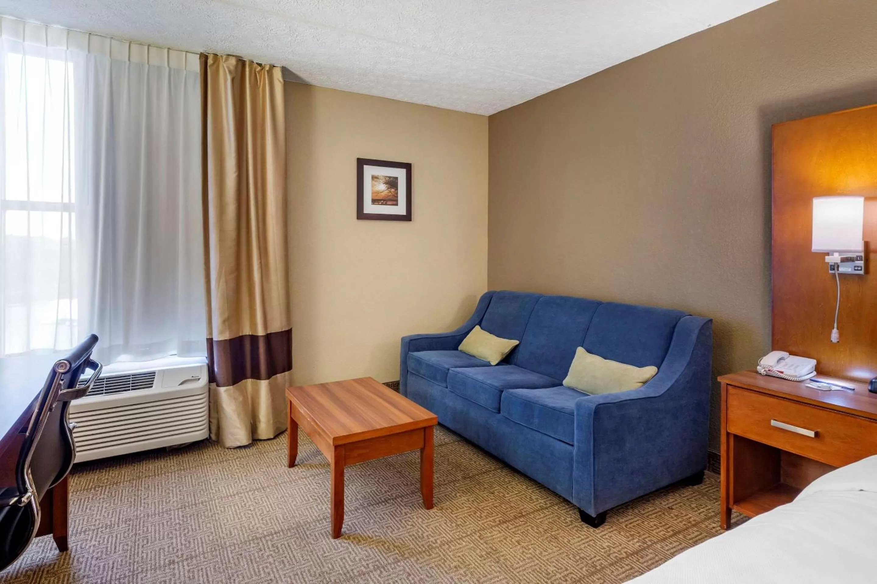 Photo of the whole room, Bed in Comfort Inn Alliance