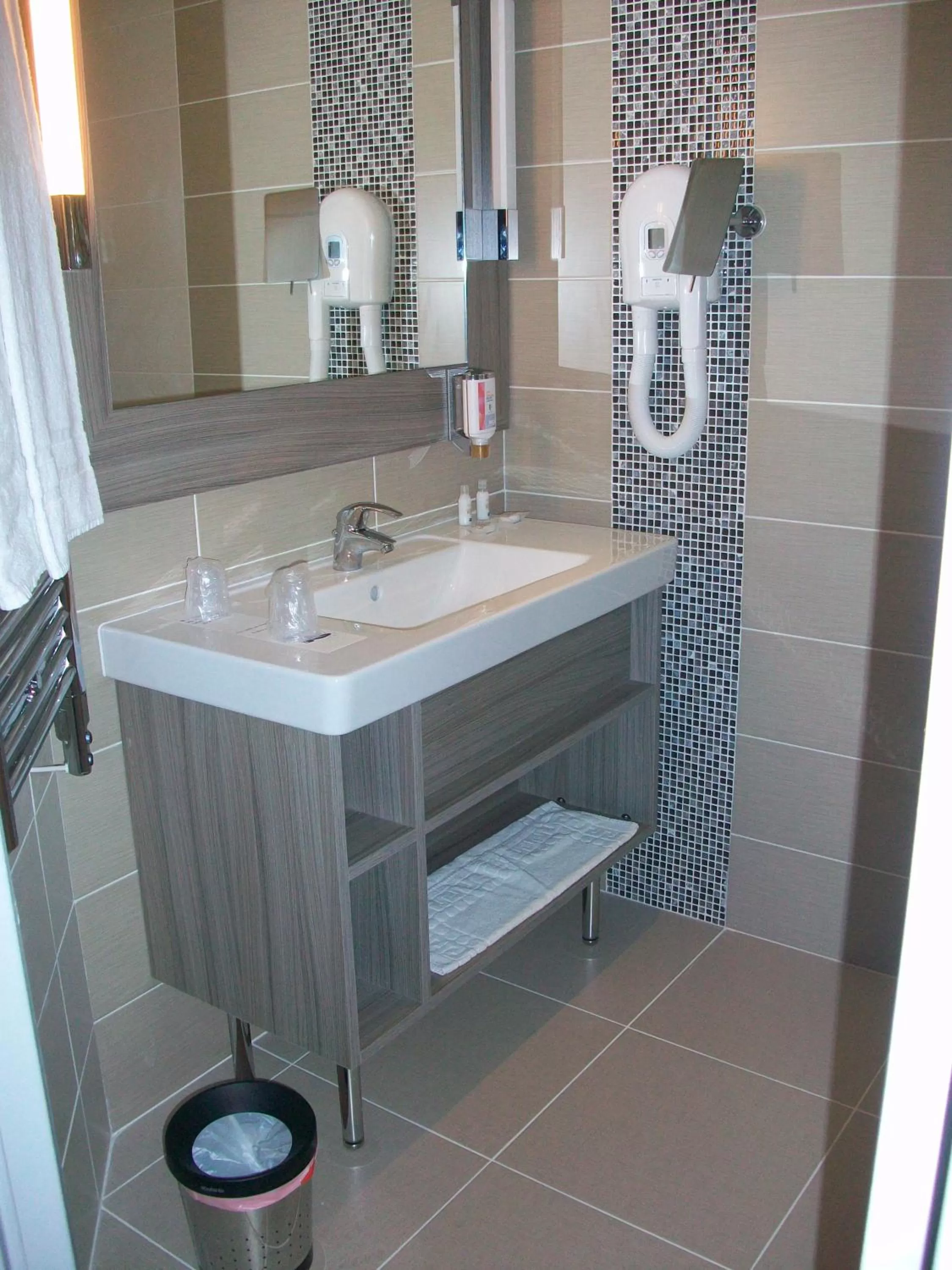 Bathroom in ibis Styles Melun
