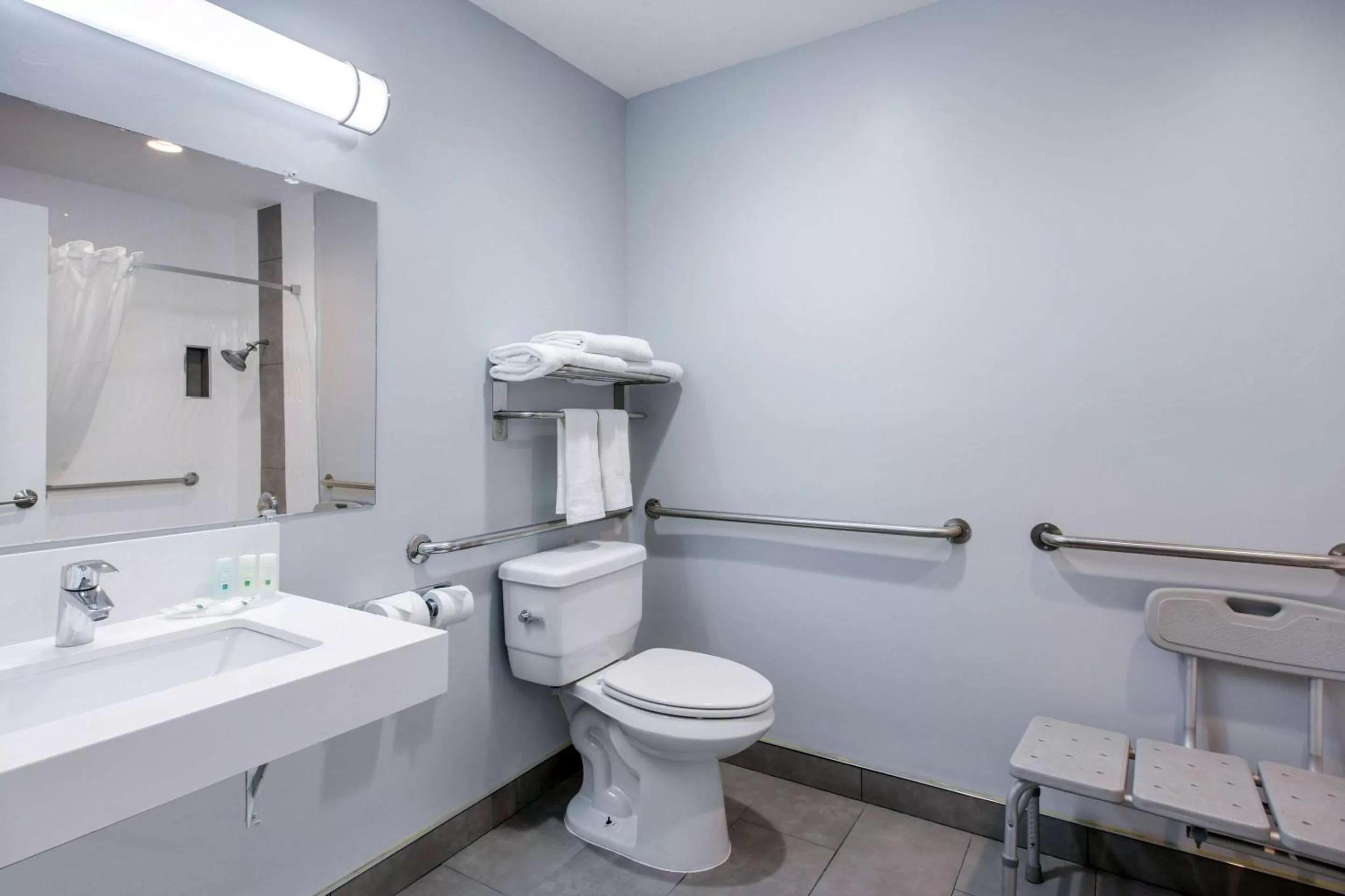 Bathroom in Quality Inn Near Hollywood Walk of Fame